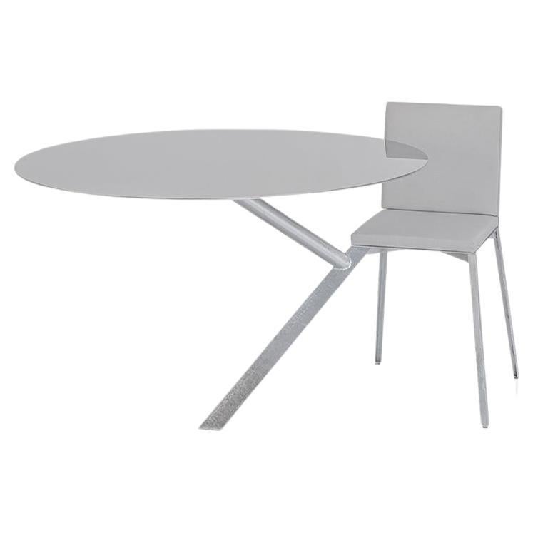 Chaise contemporaine Sam Chermayeff en acier rembourrée avec table en miroir attachée en vente