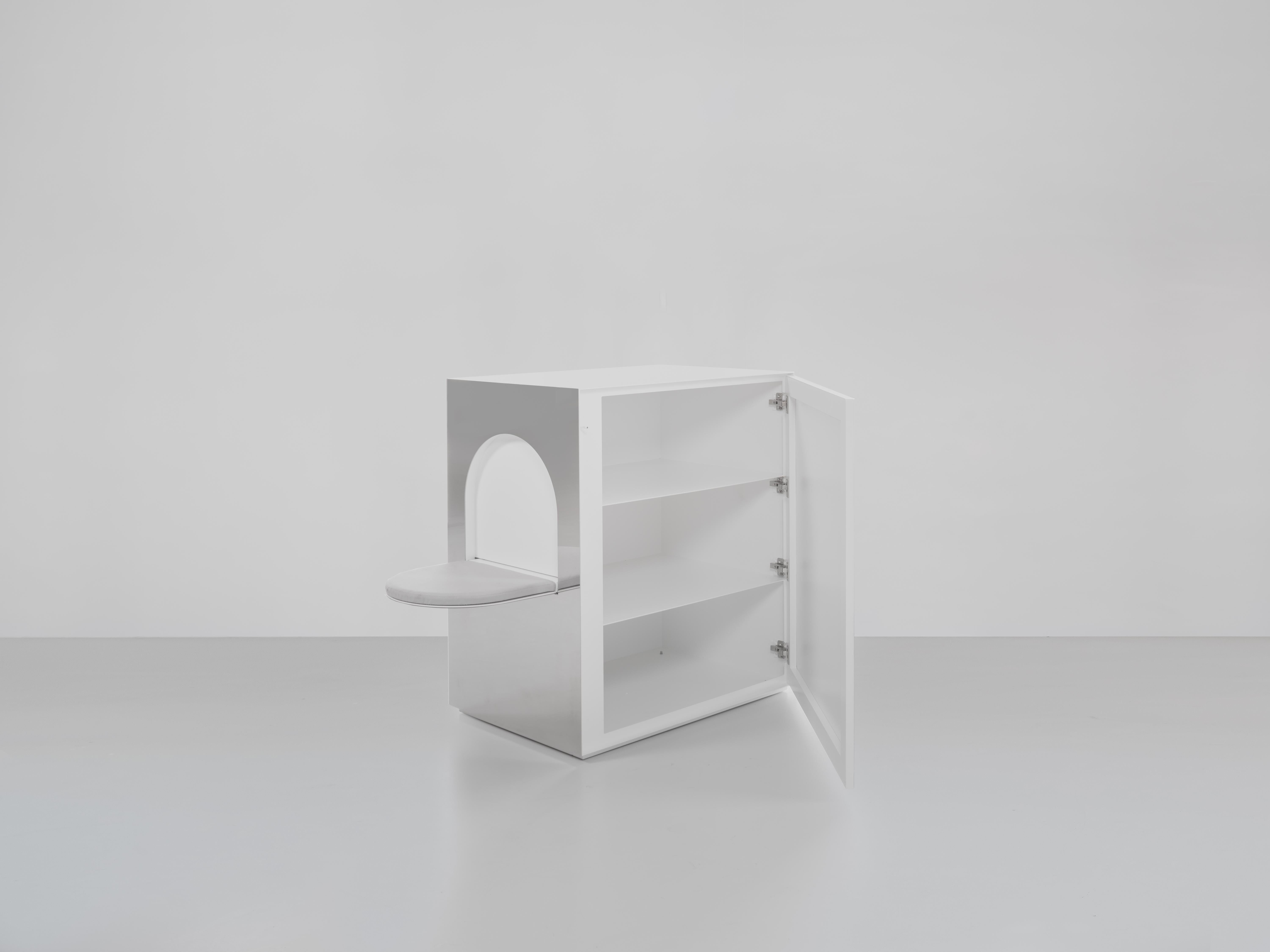 Sam Chermayeff
Buffet seat
From the series “Beasts”
Produced in exclusive for SIDE GALLERY
Manufactured by ERTL und ZULL
Berlin, 2021
White powder-coated steel, mirror, upholstery
Contemporary Design

Measurements
90 cm x 60 cm x 100h cm