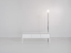 Credenza contemporanea in acciaio bianco con luce della serie "Beasts" di Sam Chermayeff