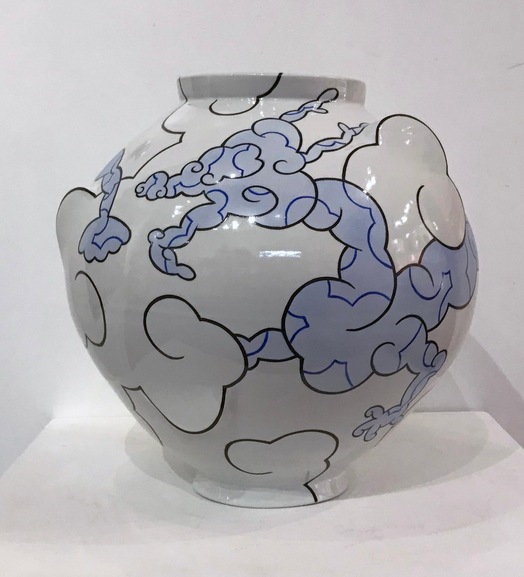 Sam Chung Abstract Sculpture – „Blaues Drachen-Mondgefäß“, Porzellanskulptur mit chinesischer Farbeillustration