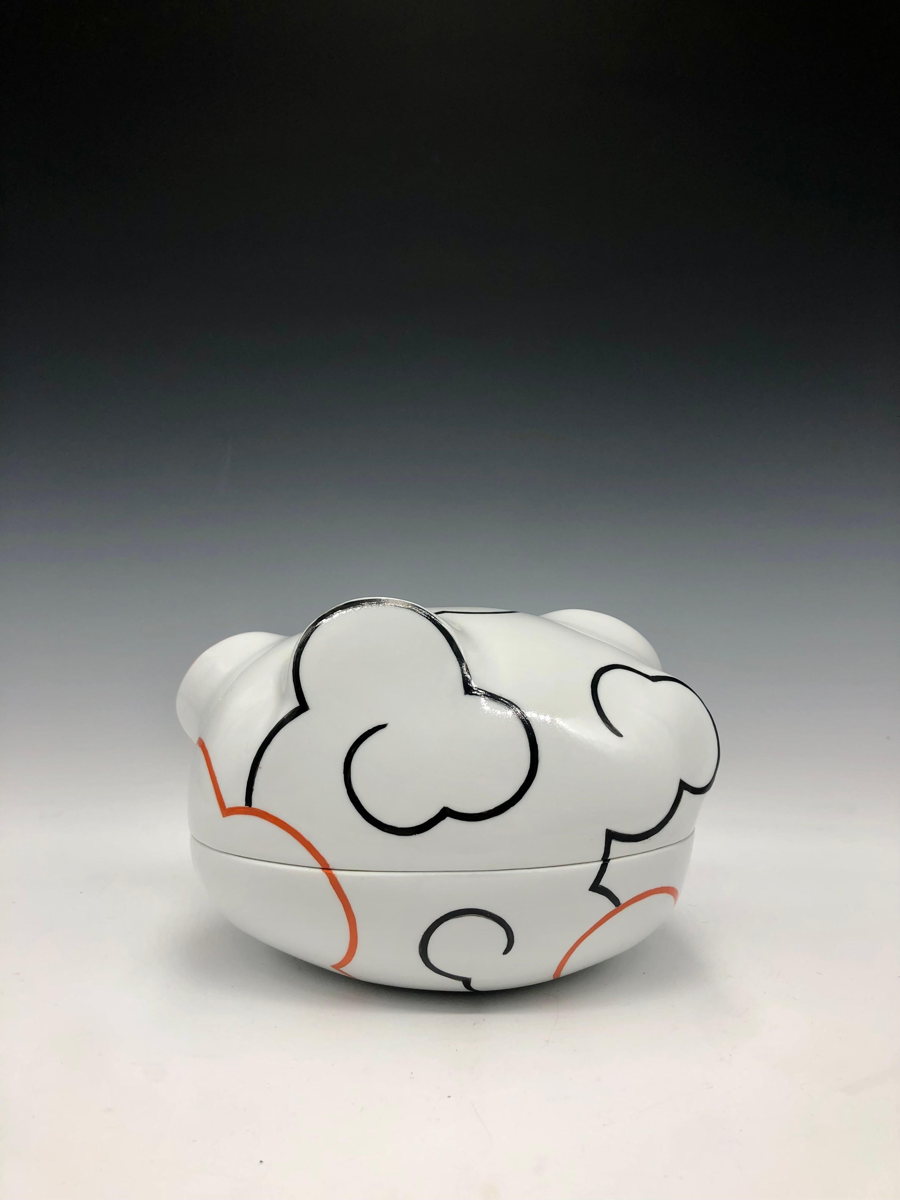 Boîte à nuages en céramique - Boîte en porcelaine blanche avec détails noirs et orange - Sculpture de Sam Chung