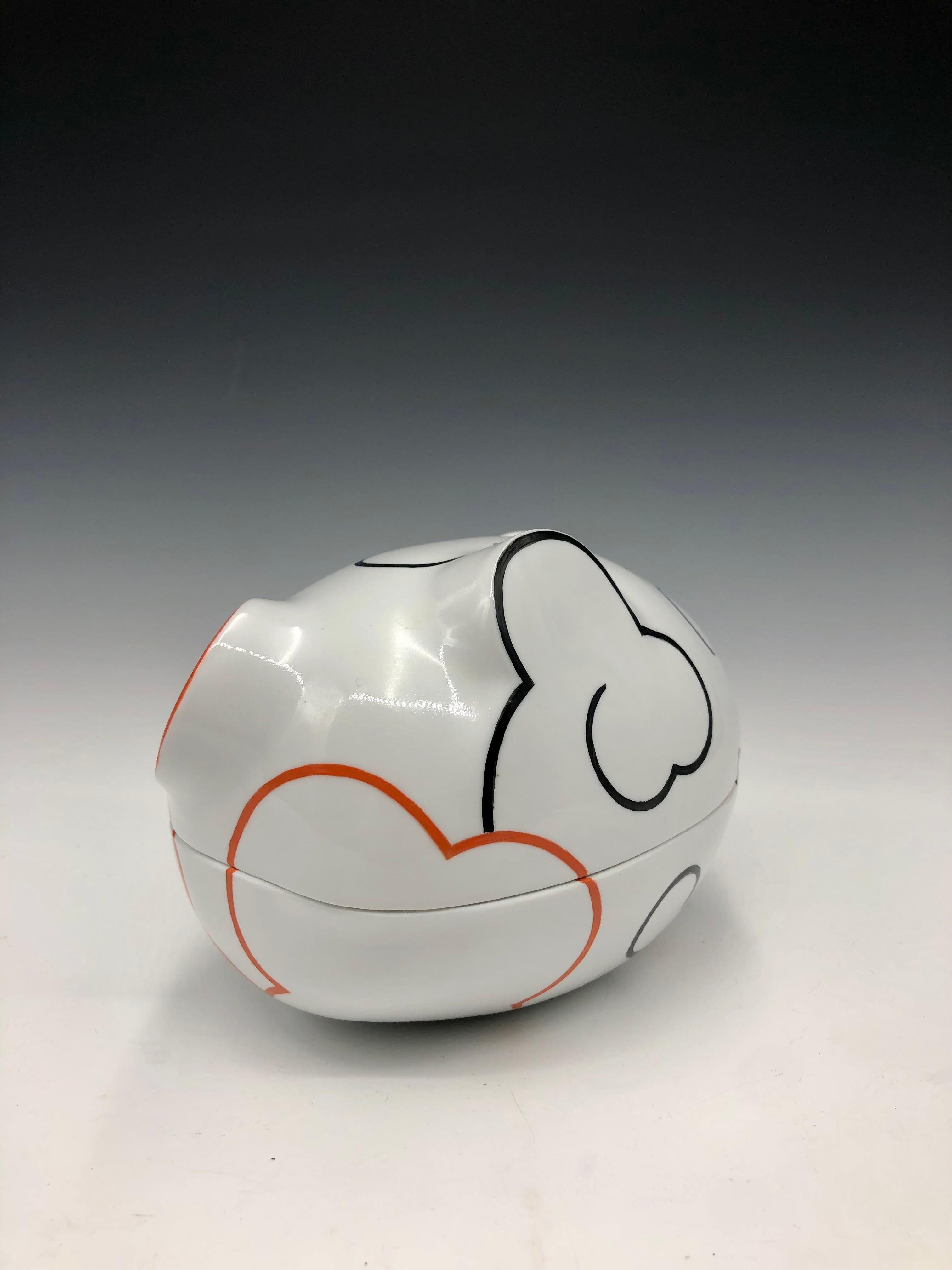 Boîte à nuages en céramique - Boîte en porcelaine blanche avec détails noirs et orange - Contemporain Sculpture par Sam Chung