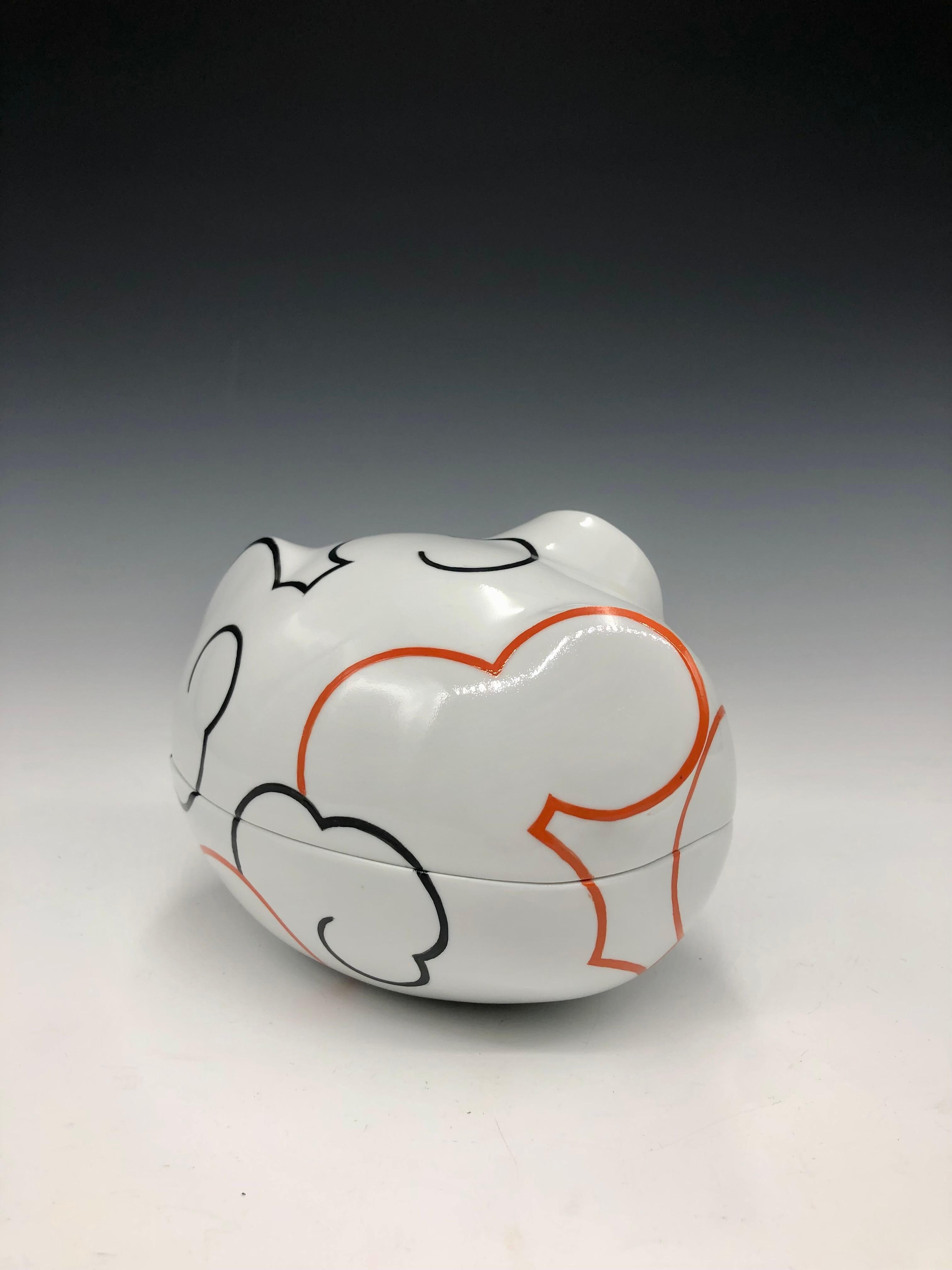 Boîte à nuages en céramique - Boîte en porcelaine blanche avec détails noirs et orange - Gris Abstract Sculpture par Sam Chung