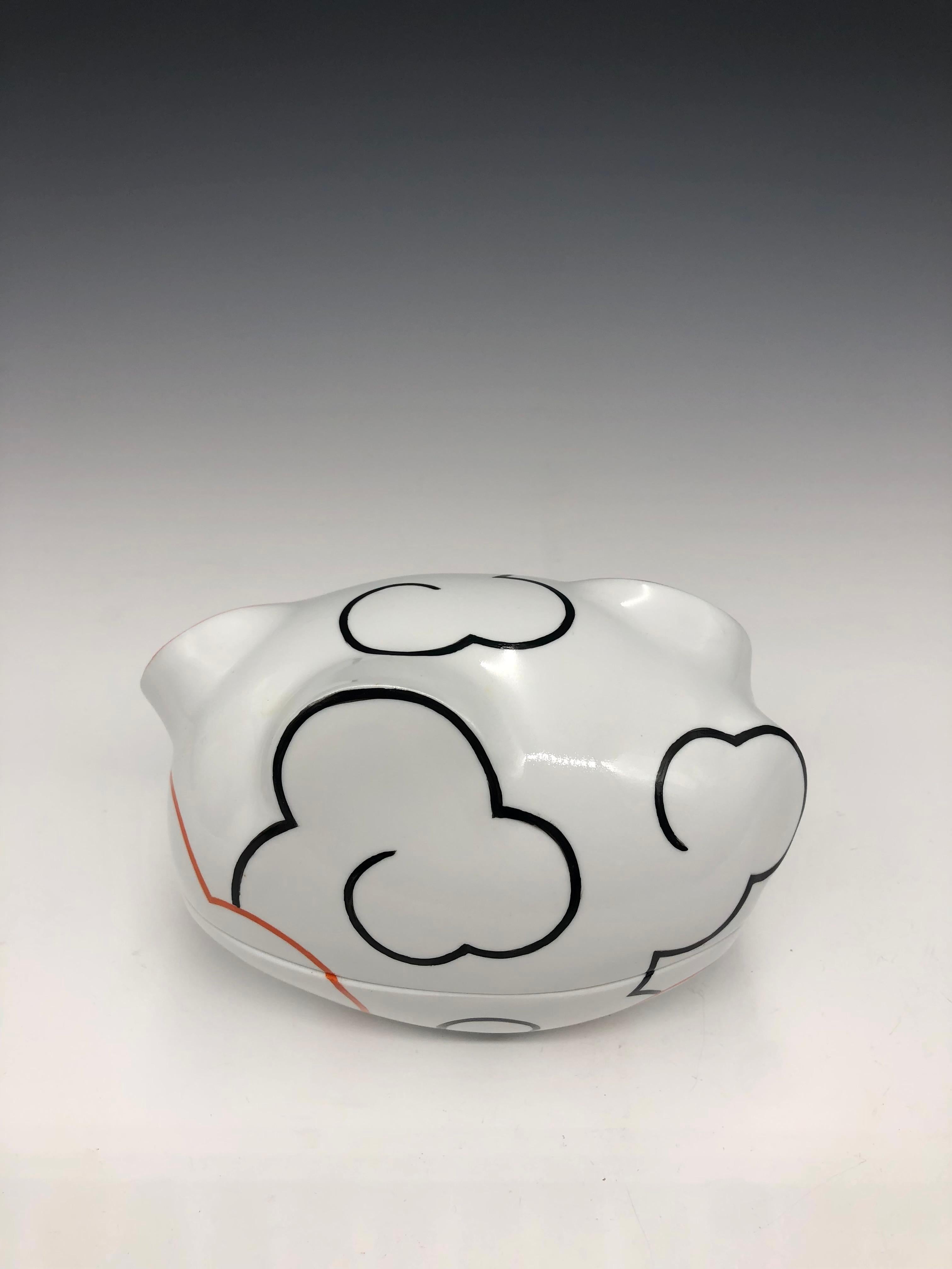 Boîte à nuages en céramique - Boîte en porcelaine blanche avec détails noirs et orange en vente 1