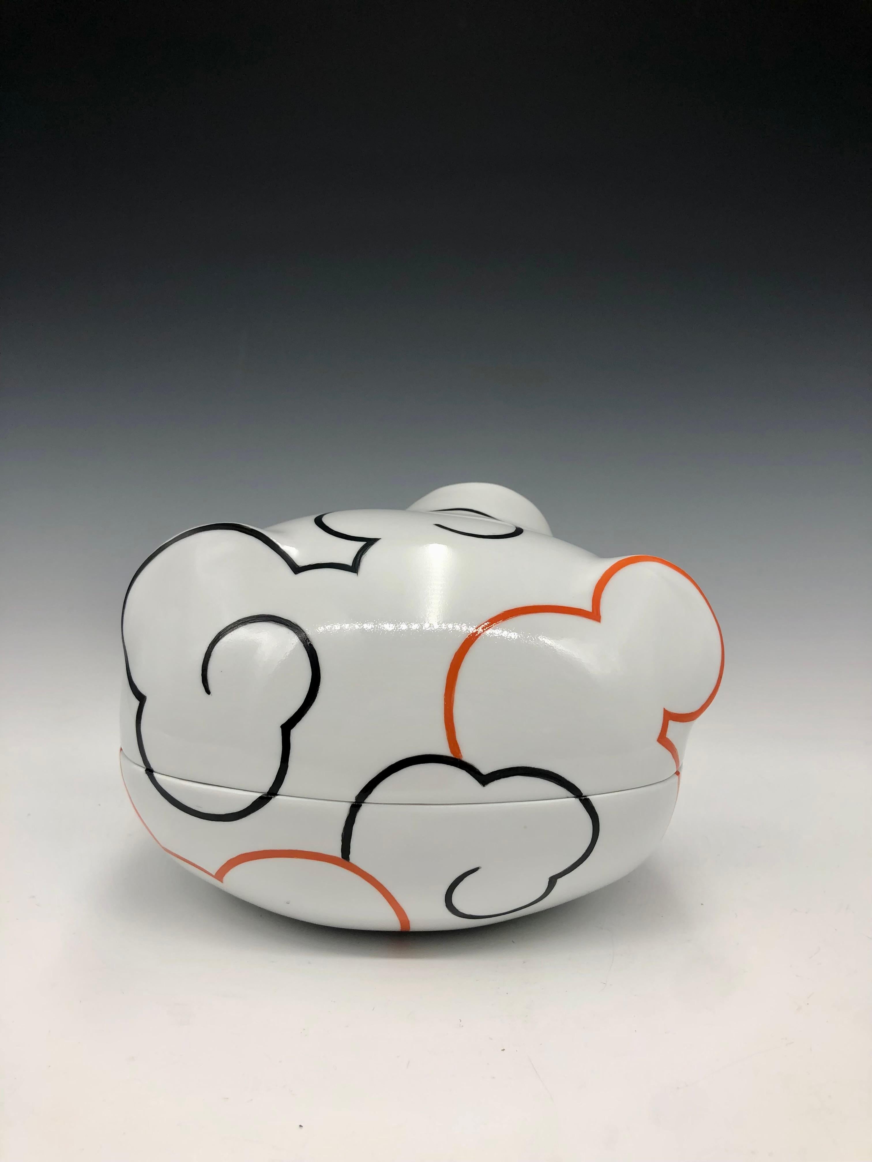 Abstract Sculpture Sam Chung - Boîte à nuages en céramique - Boîte en porcelaine blanche avec détails noirs et orange