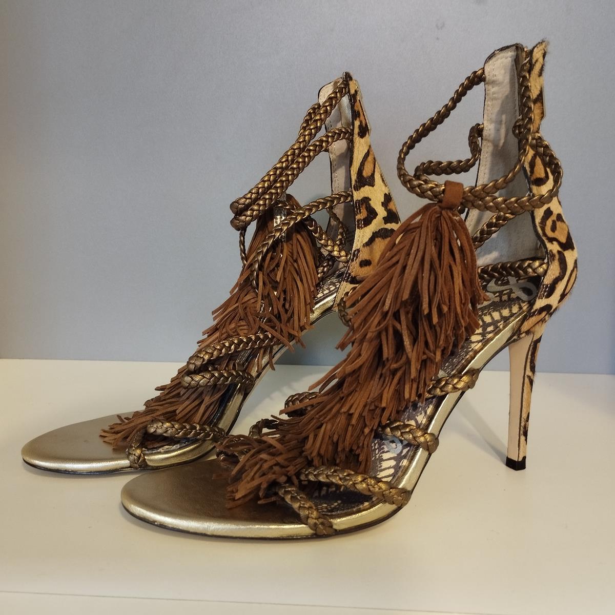 Leather and calf hair
Animalier
Fringed
Golden back zip
Heel height cm 10 (3,93 inches)
Worldwide fast shipping included in the price