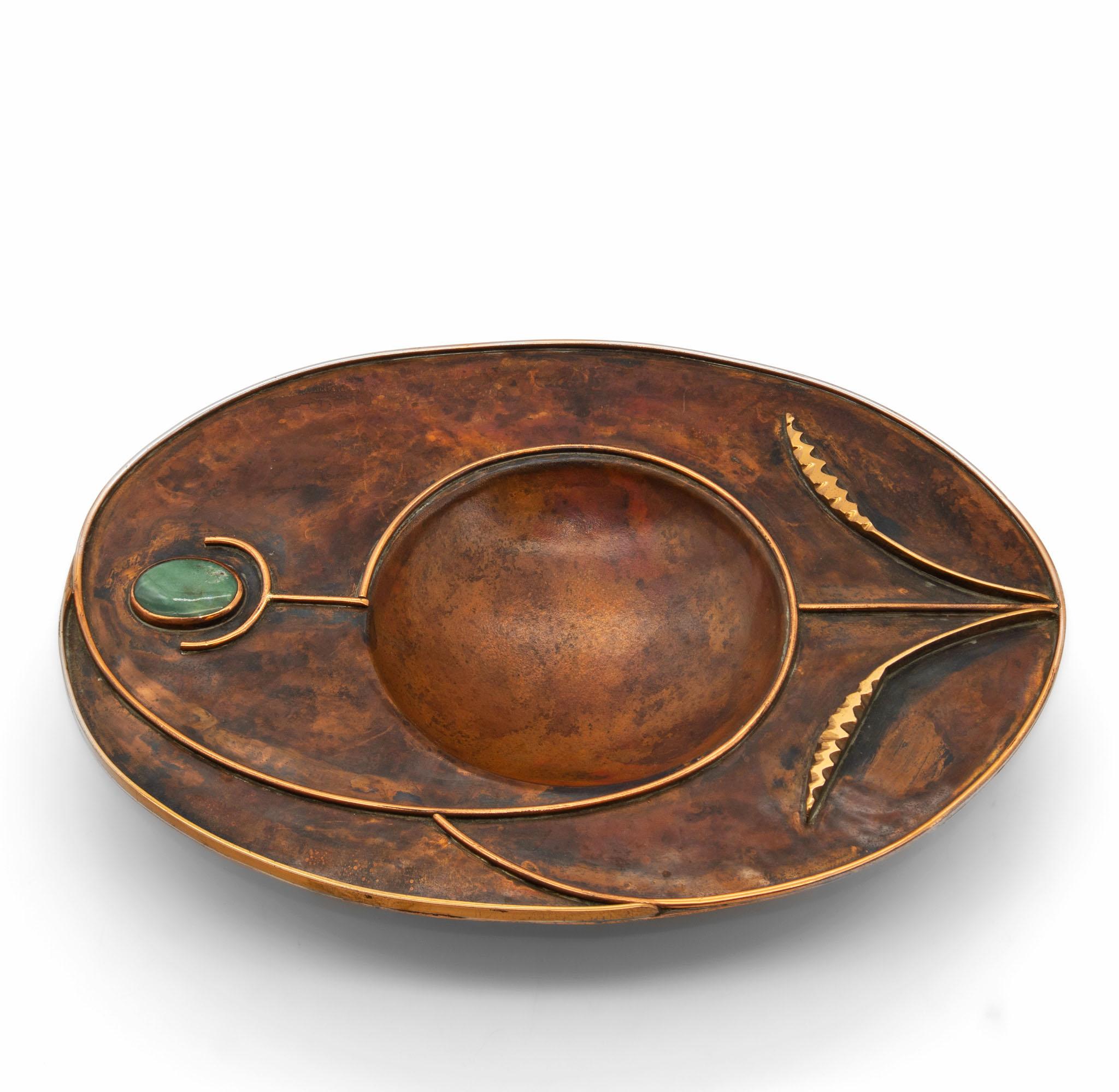 Piatto stilizzato in rame di Sam Fanaroff Sussex Guild con inserto di pietra cabochon in vendita 2