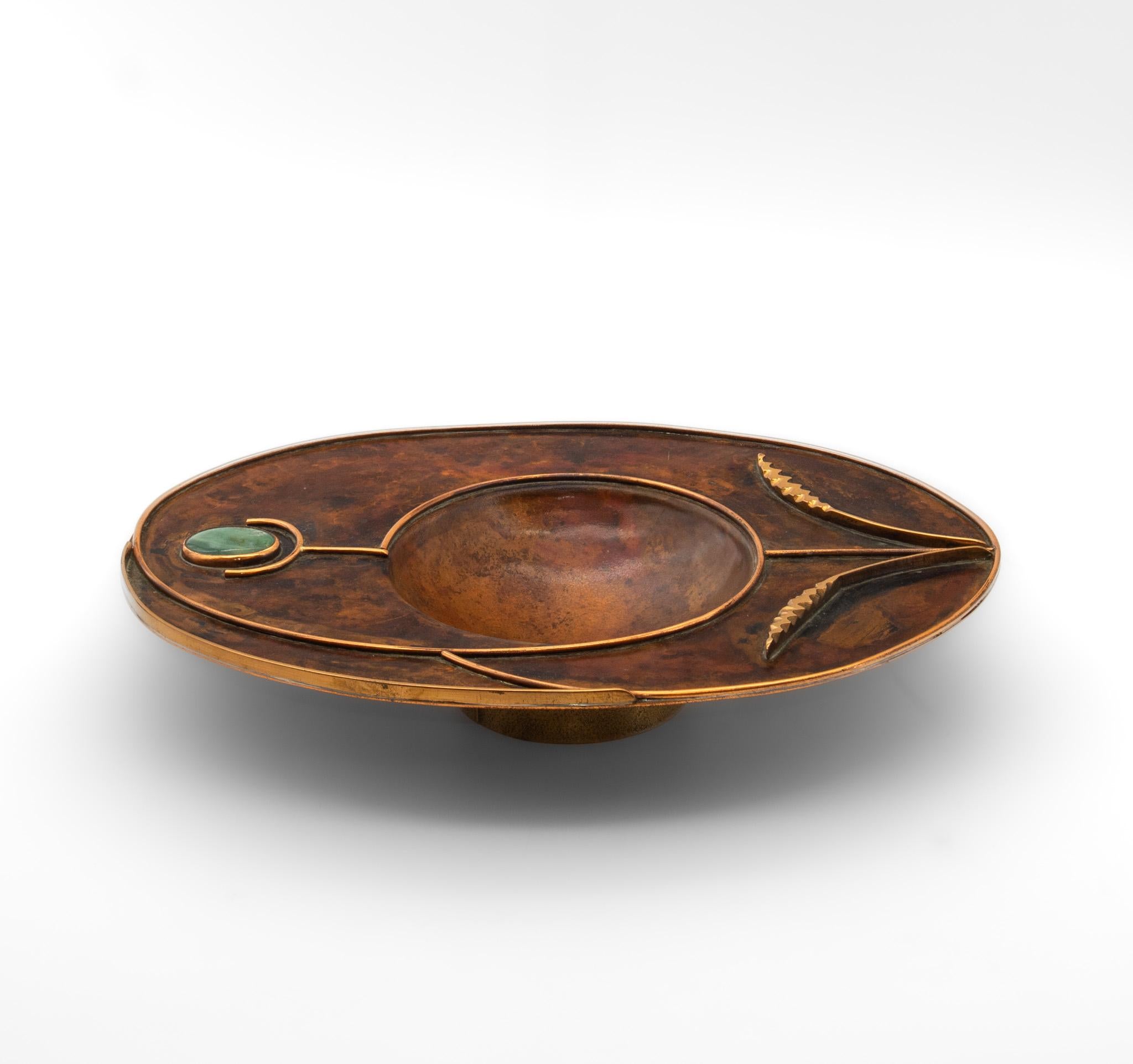 Piatto stilizzato in rame di Sam Fanaroff Sussex Guild con inserto di pietra cabochon in vendita 3