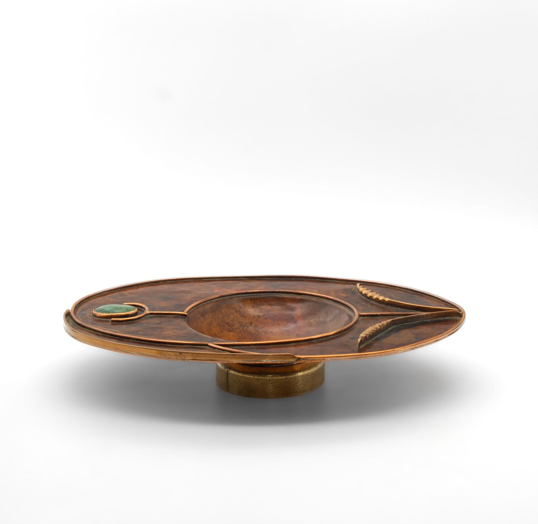 Piatto stilizzato in rame di Sam Fanaroff Sussex Guild con inserto di pietra cabochon in vendita 4