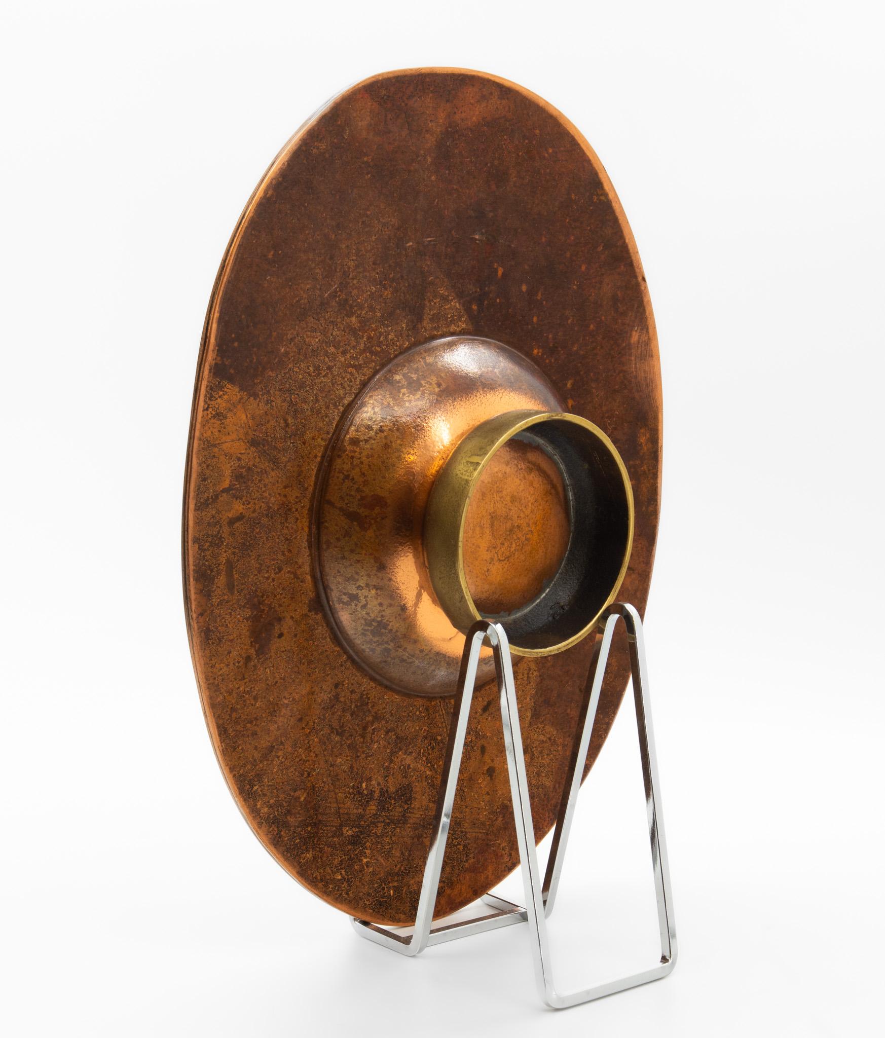 Piatto stilizzato in rame di Sam Fanaroff Sussex Guild con inserto di pietra cabochon in vendita 6