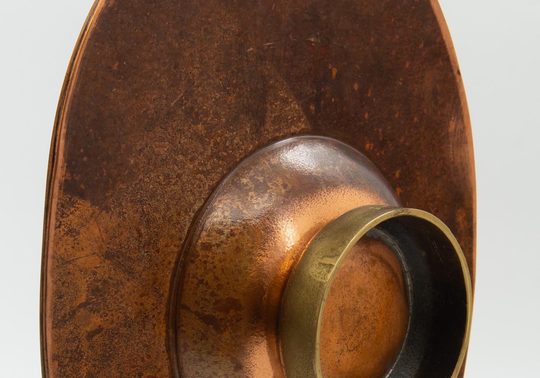Piatto stilizzato in rame di Sam Fanaroff Sussex Guild con inserto di pietra cabochon in vendita 7