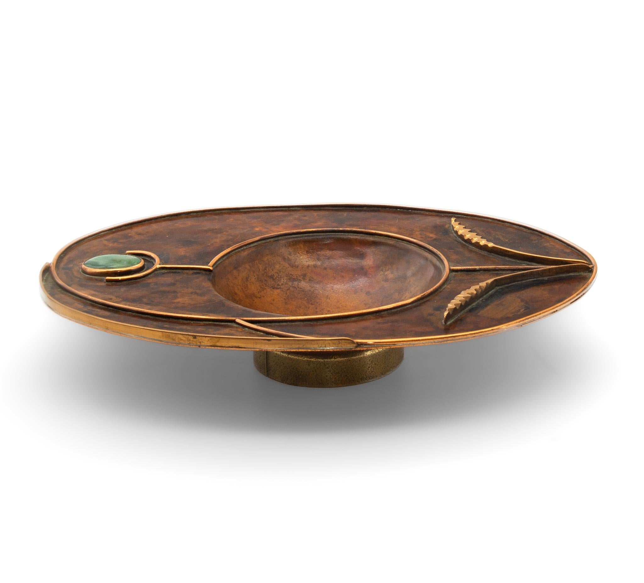 Art Nouveau Piatto stilizzato in rame di Sam Fanaroff Sussex Guild con inserto di pietra cabochon in vendita