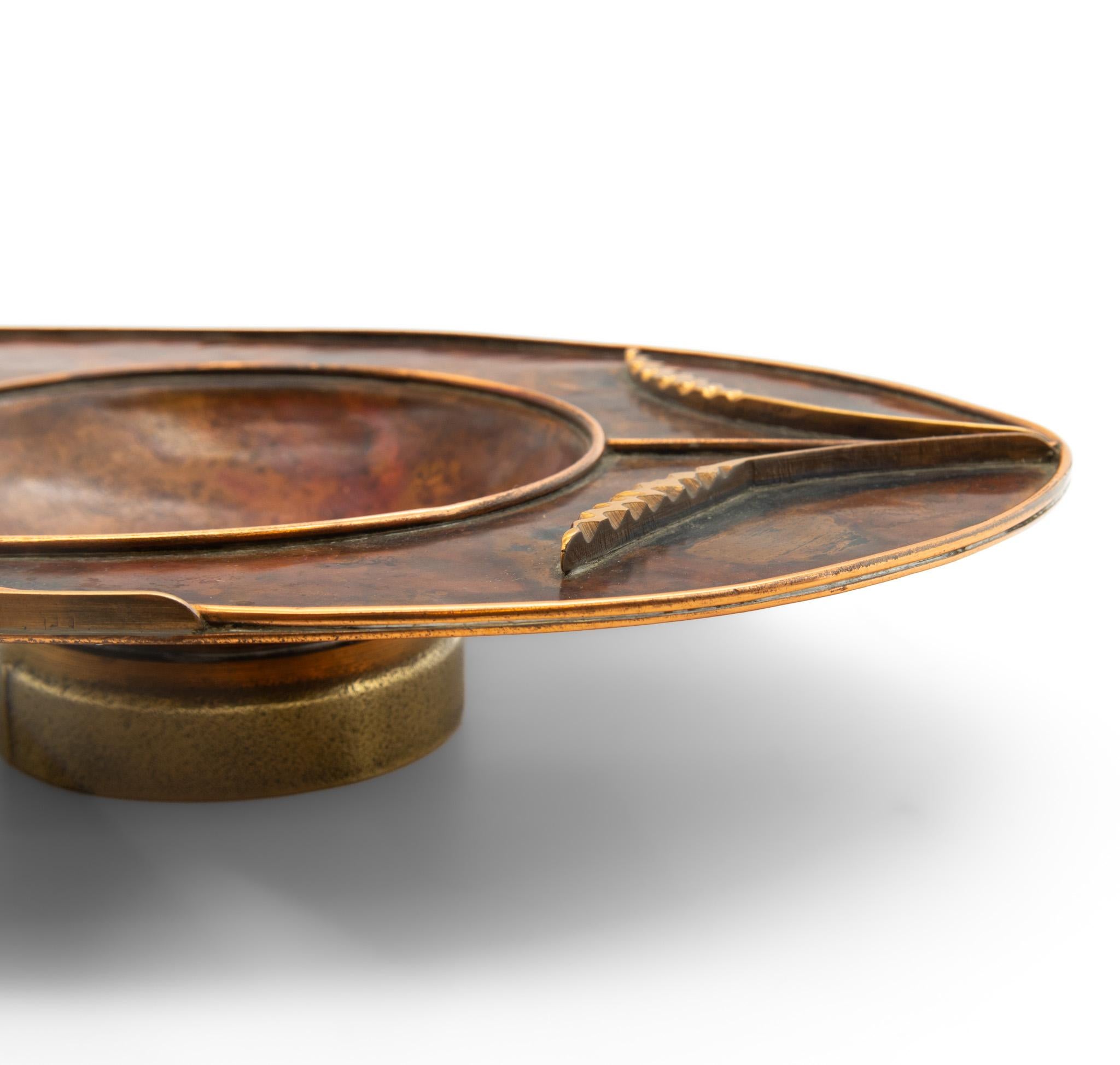 Inglese Piatto stilizzato in rame di Sam Fanaroff Sussex Guild con inserto di pietra cabochon in vendita