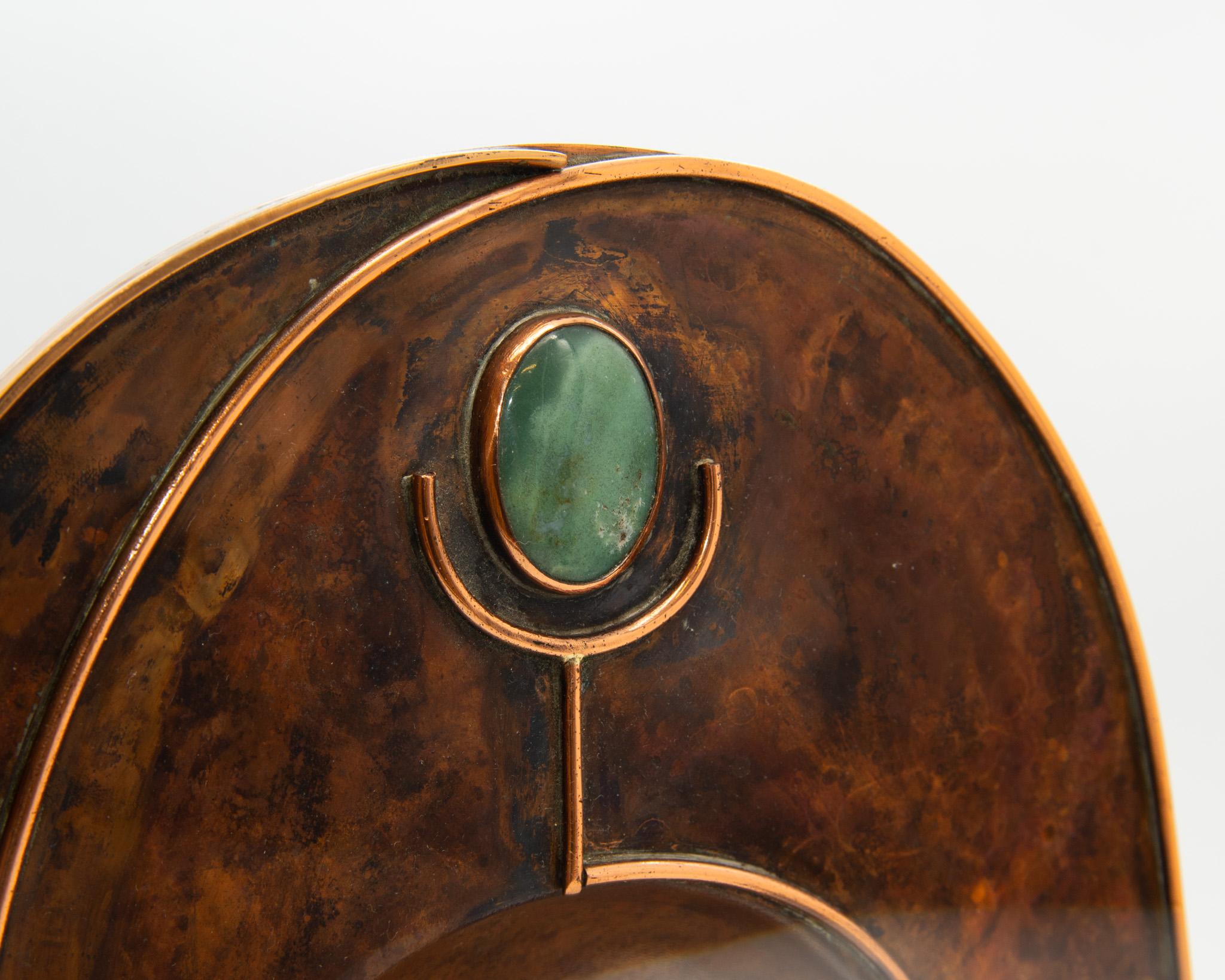 Fatto a mano Piatto stilizzato in rame di Sam Fanaroff Sussex Guild con inserto di pietra cabochon in vendita