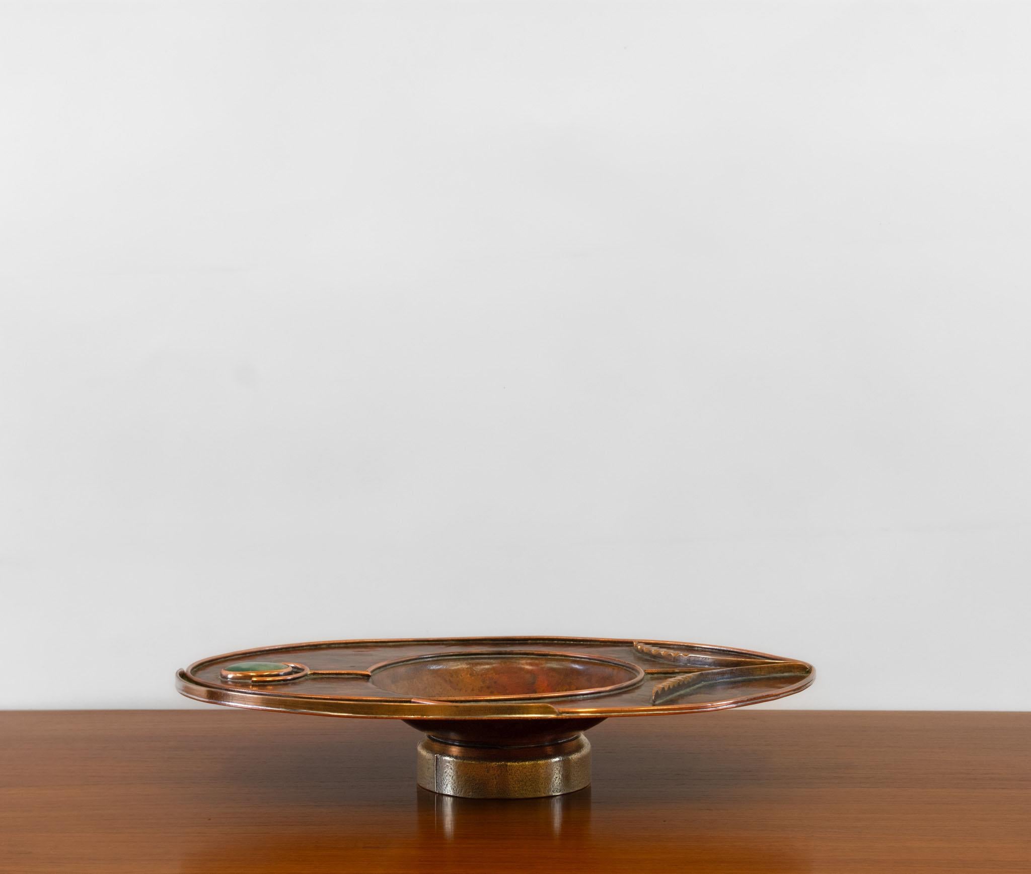 Piatto stilizzato in rame di Sam Fanaroff Sussex Guild con inserto di pietra cabochon In condizioni buone in vendita a Norwich, GB