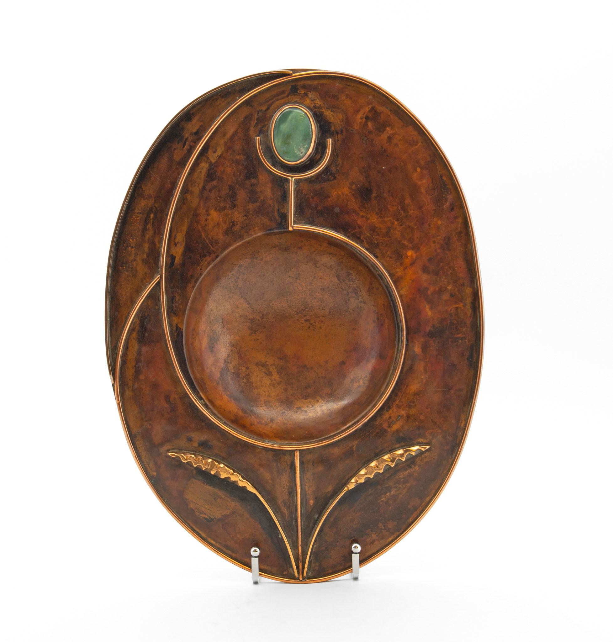 XX secolo Piatto stilizzato in rame di Sam Fanaroff Sussex Guild con inserto di pietra cabochon in vendita