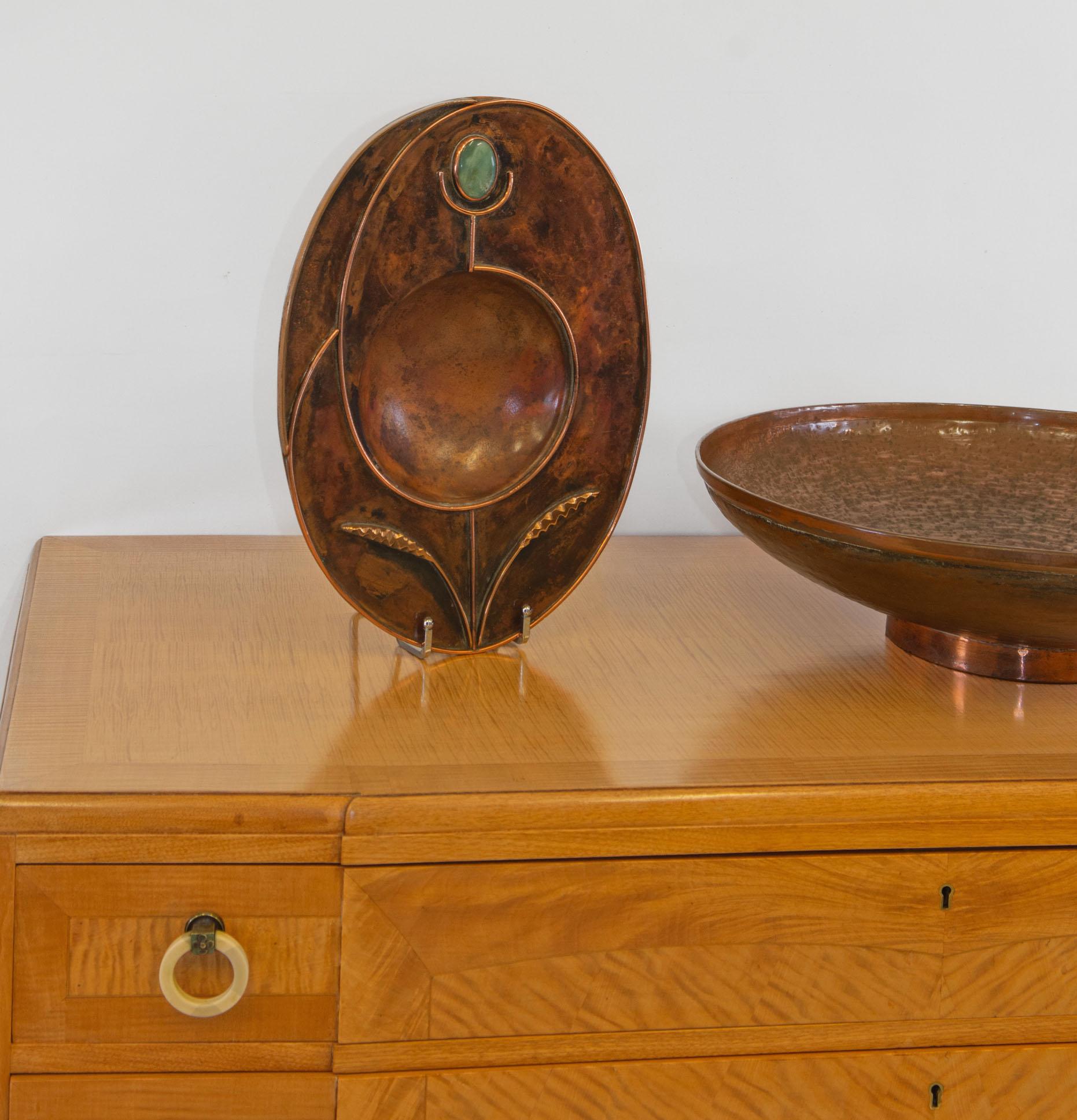 Rame Piatto stilizzato in rame di Sam Fanaroff Sussex Guild con inserto di pietra cabochon in vendita