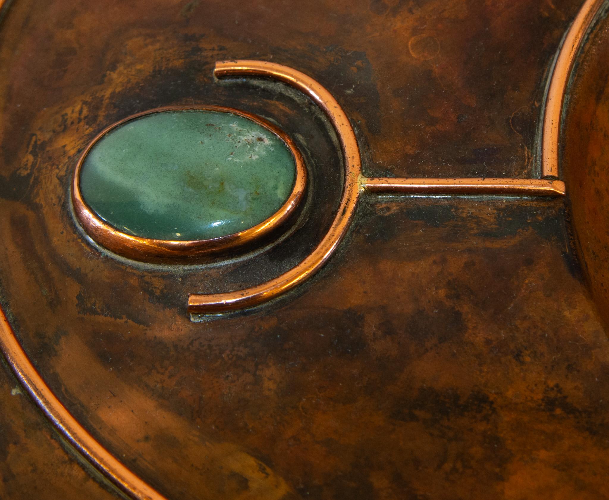 Piatto stilizzato in rame di Sam Fanaroff Sussex Guild con inserto di pietra cabochon in vendita 1