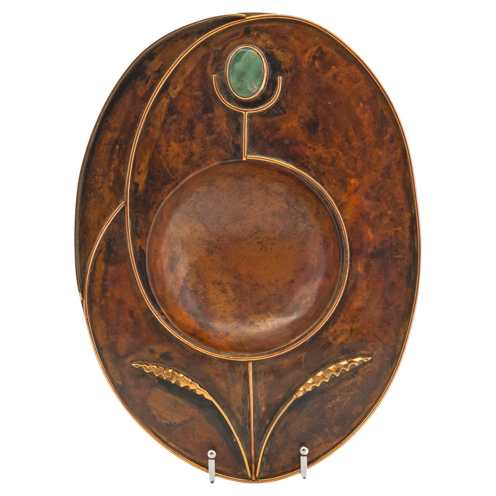 Piatto stilizzato in rame di Sam Fanaroff Sussex Guild con inserto di pietra cabochon in vendita