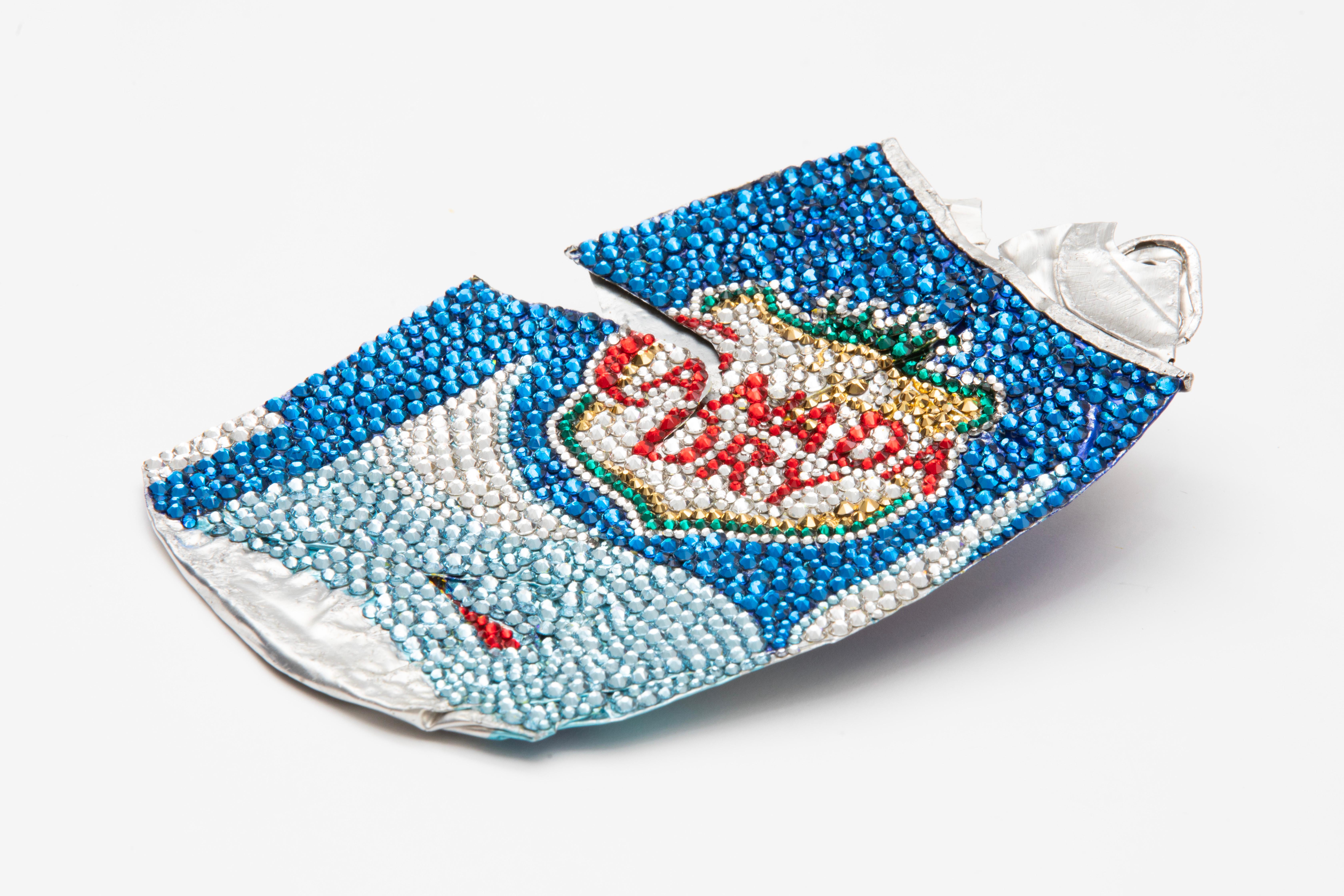 Scultura realizzata con cristalli Swarovski e una lattina di club soda 
