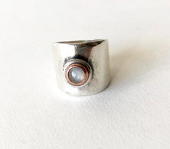 Bague à bande moderniste en argent sterling avec pierre de lune Sam Kramer