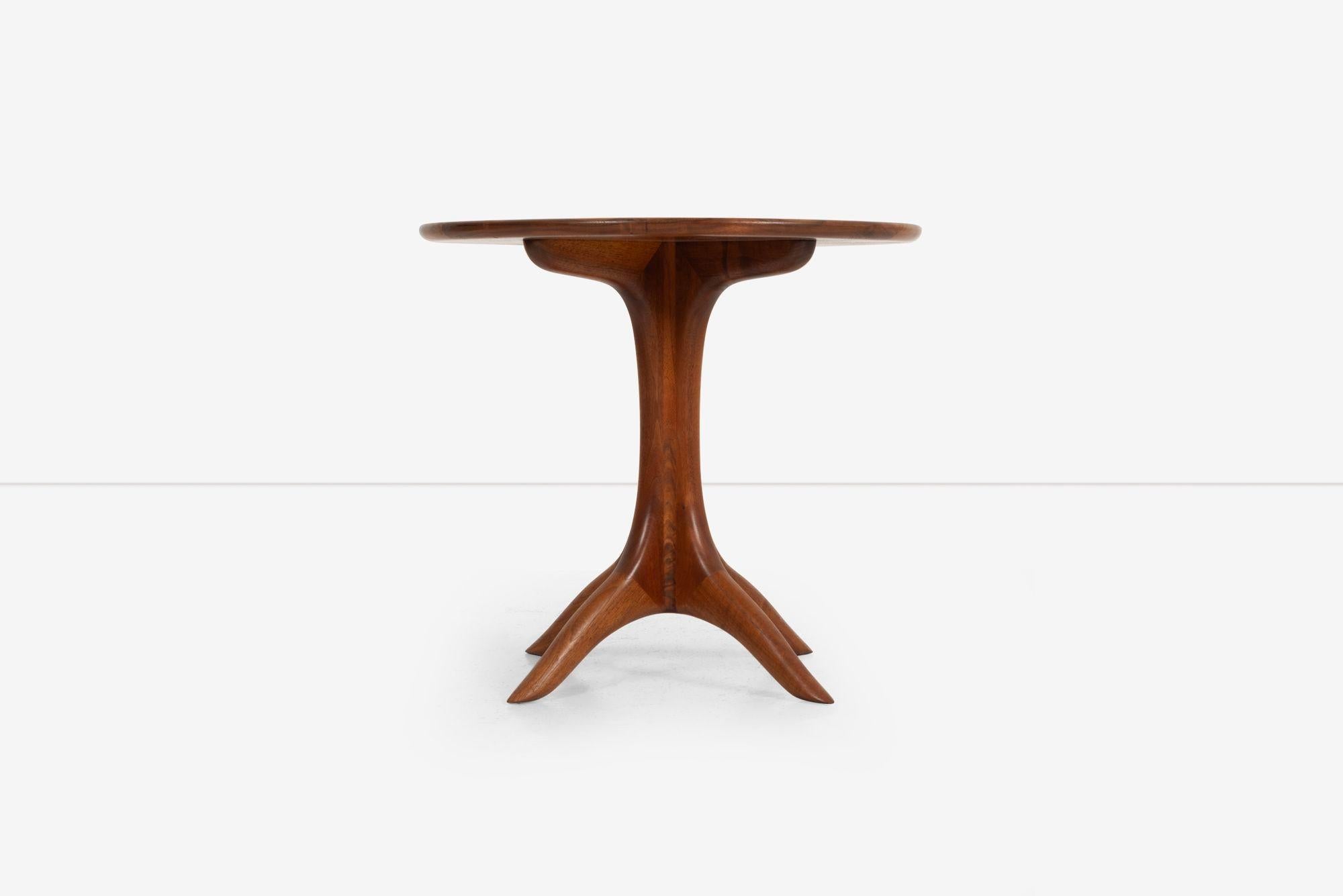 Table d'appoint Sam Maloof American Craft en noyer huilé 1990c.
Base et plateau en bois massif, signature, date et numéro gravés à la main sur le dessous 