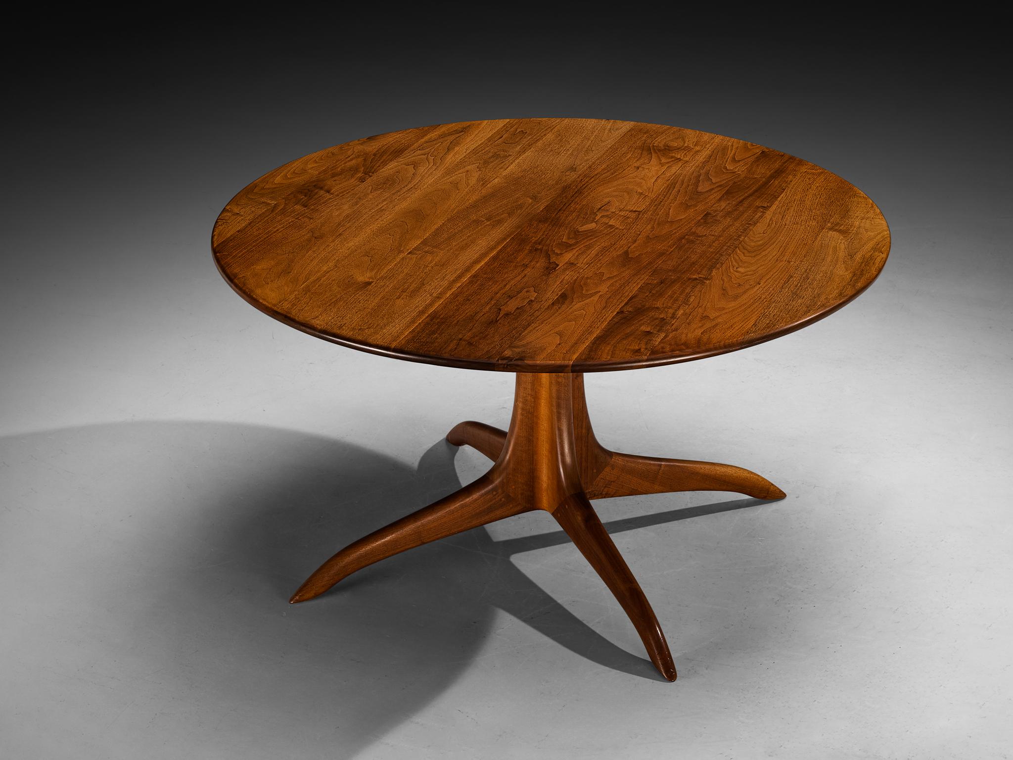 Sam Maloof, mesa, nogal, Estados Unidos, 1972

En 1972, el artesano pionero Sam Maloof creó esta magnífica mesa de comedor, expertamente elaborada en madera de nogal. Su cautivador encanto reside en su diseño naturalista, que celebra el uso de