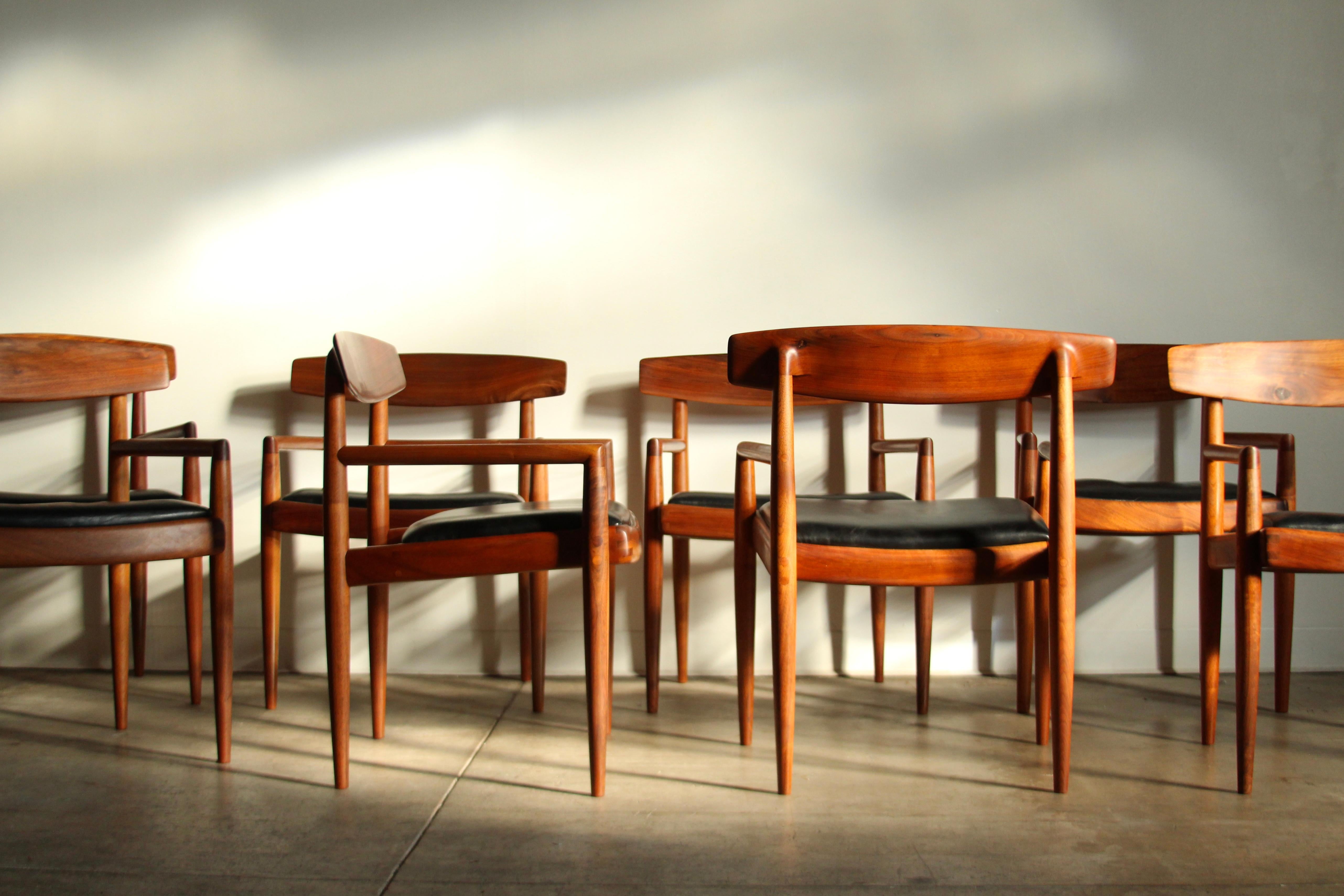 Un grand et exquis ensemble de huit chaises de salle à manger du maître californien Sam Maloof, exécutées en superbe noyer claro hautement figuré. Six des chaises ont été construites dans les années 1960 et deux chaises ont été ajoutées à l'ensemble