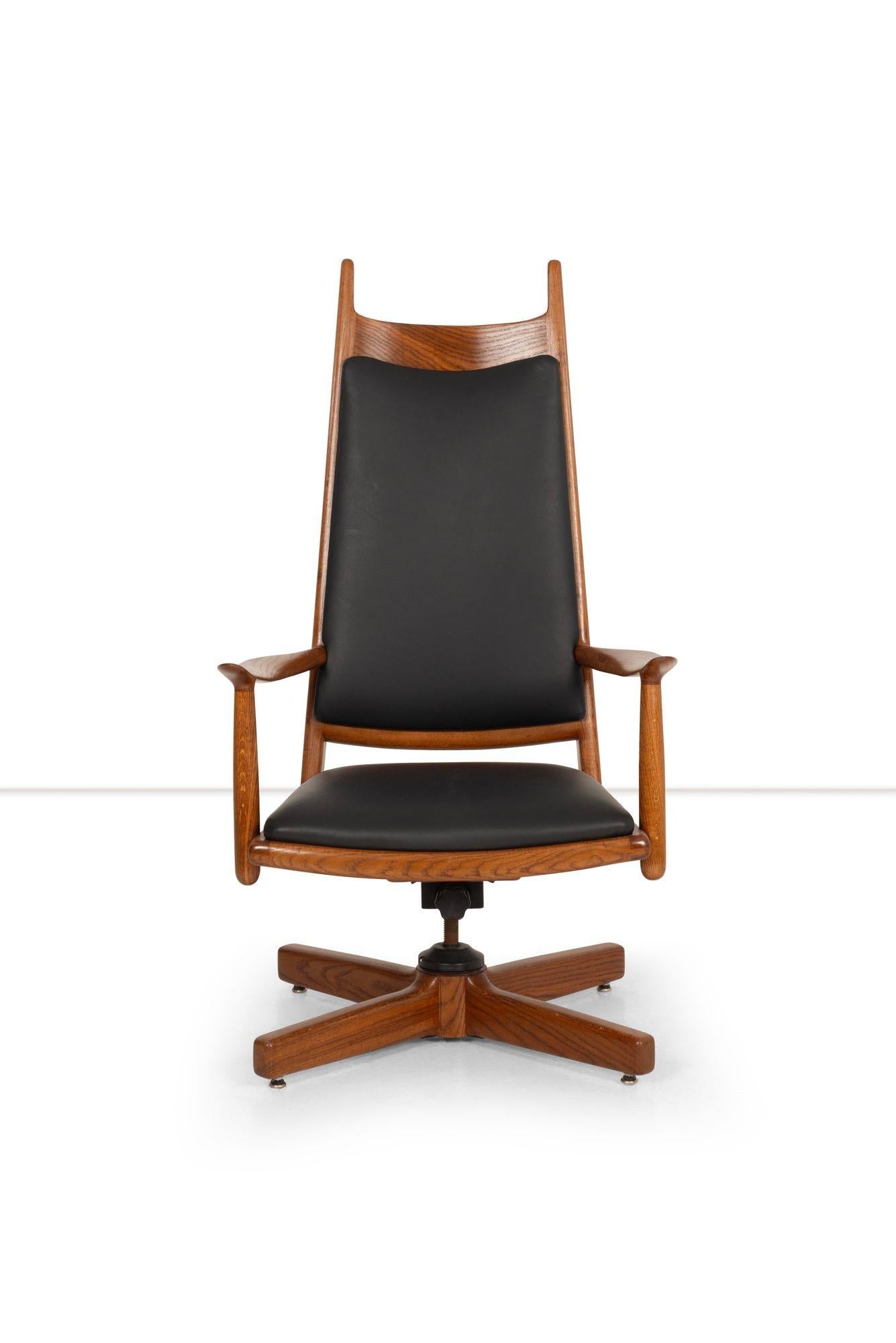 Sam Maloof Highback Horned Desk Chair, Eichenholz geölt, neu gepolstert mit Spinneybeck-Leder.
Markenzeichen des Herstellers auf der Unterseite 'Maloof California'.
Verstellbarer Sitz jetzt auf 17