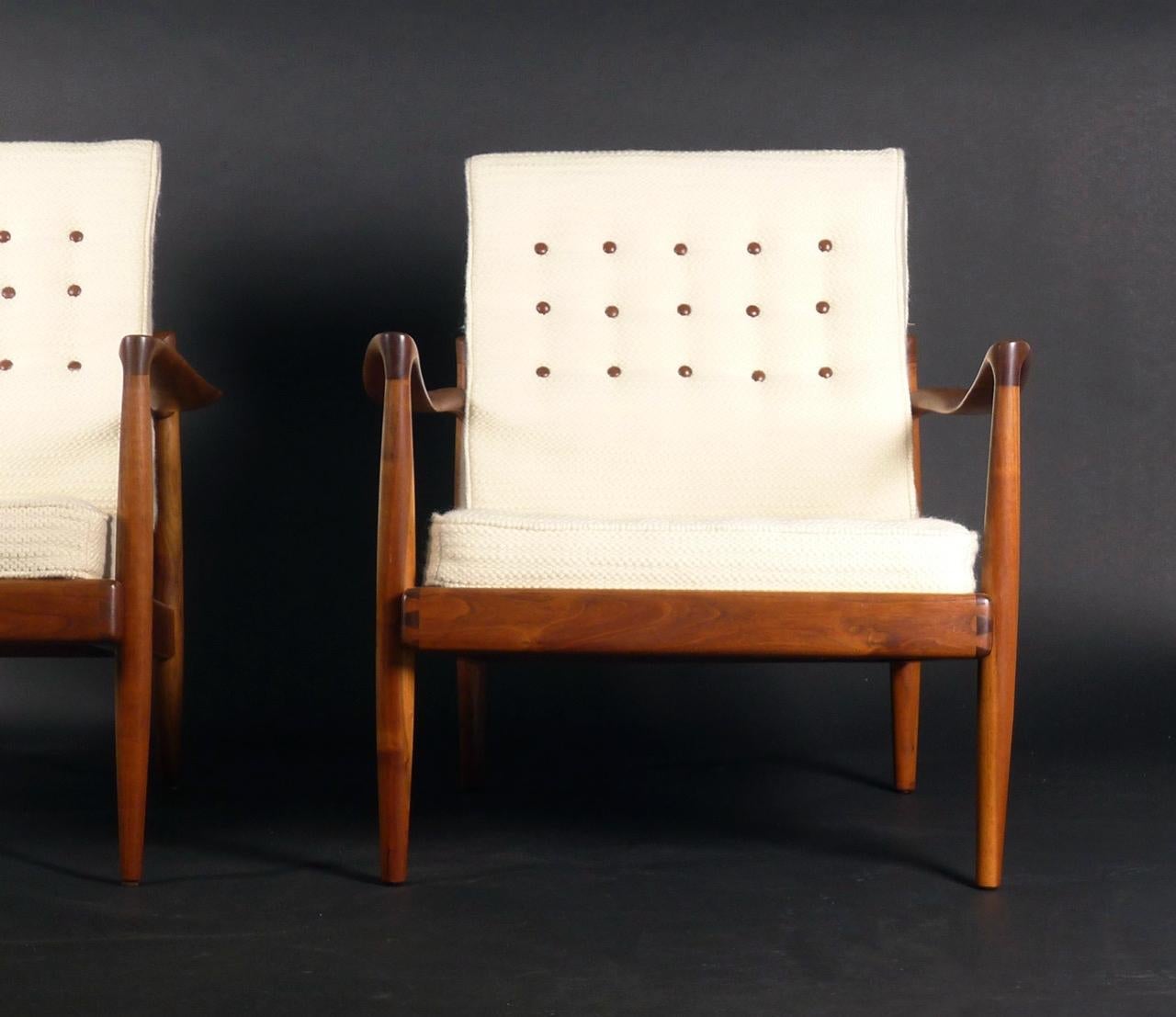 Mid-Century Modern Sam Maloof, Paire de chaises Hueter, vers 1954, en noyer américain