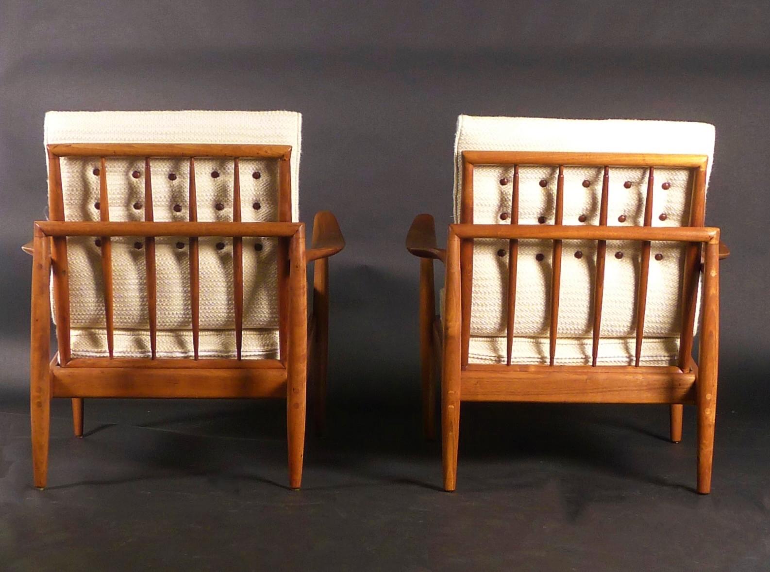 Tissu d'ameublement Sam Maloof, Paire de chaises Hueter, vers 1954, en noyer américain