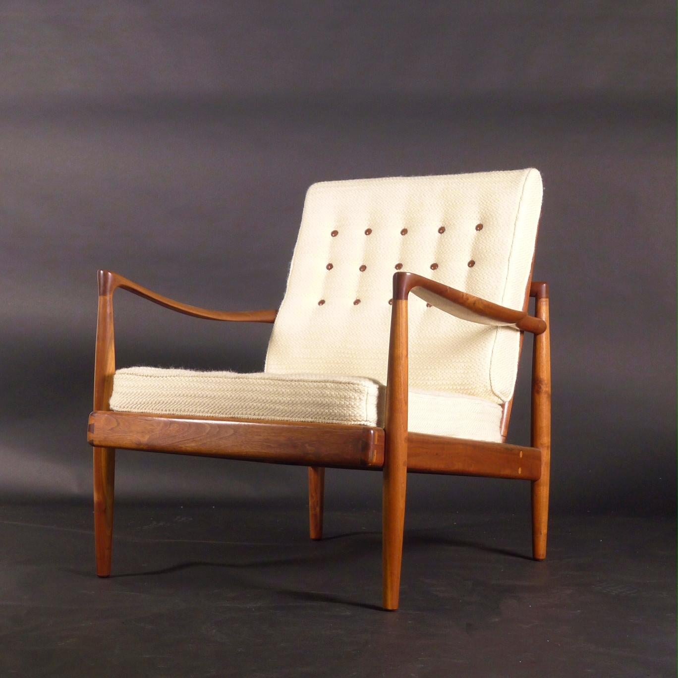 Sam Maloof, Pair of Early Hueter Chairs, circa 1954, in American Walnut For Sale 1