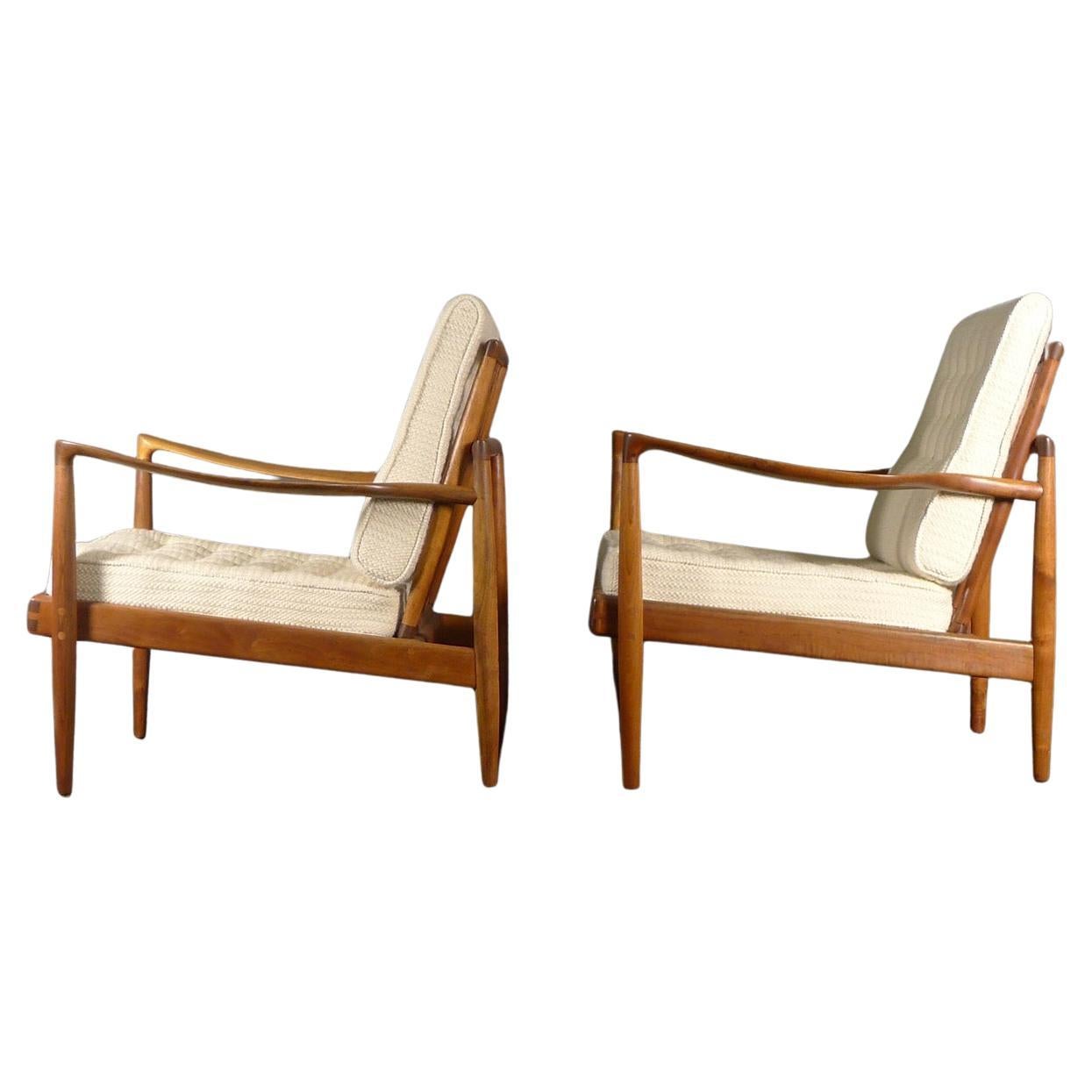Sam Maloof, Pair of Early Hueter Chairs, circa 1954, in American Walnut For Sale