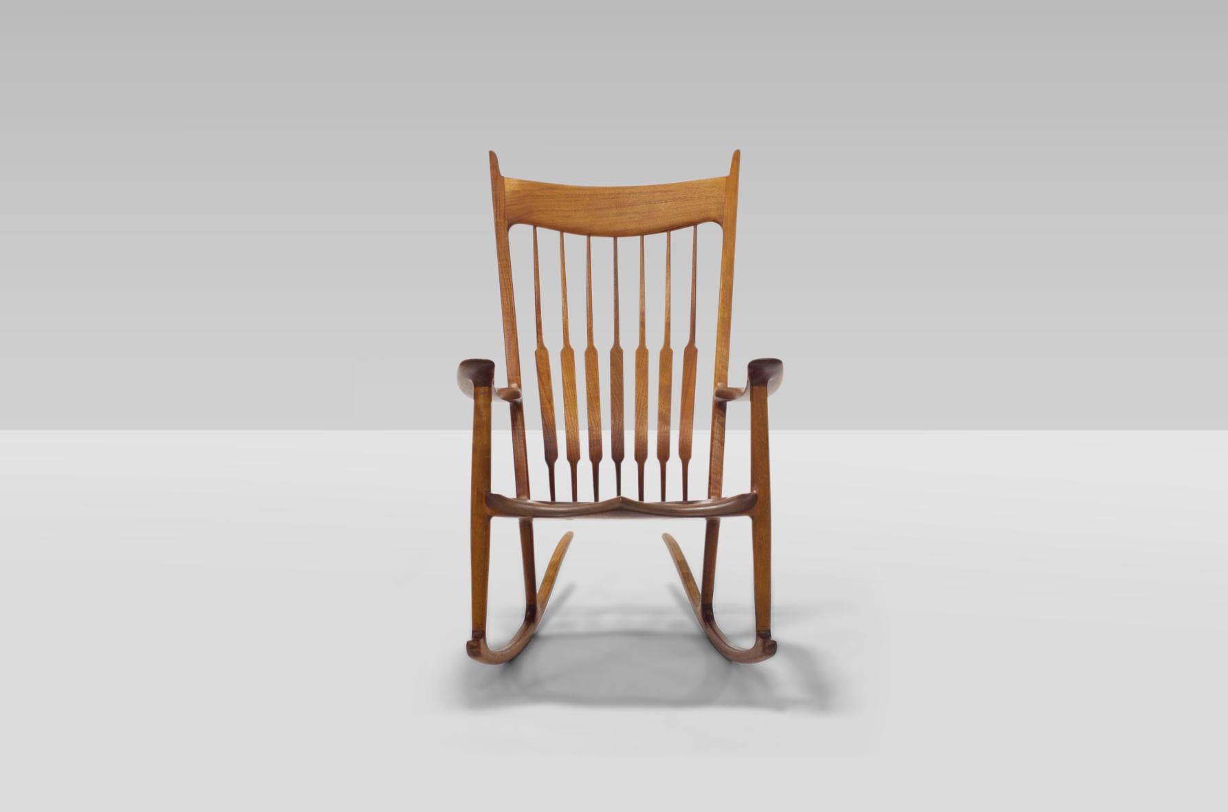 Schöner, ikonischer und perfekt ausgeführter früher Sam Maloof Rocker aus Nussbaumholz von 1979.  Ein ganz besonderer Stuhl mit außergewöhnlicher Provenienz und in hervorragendem Originalzustand. Signiert, datiert und mit einem speziellen