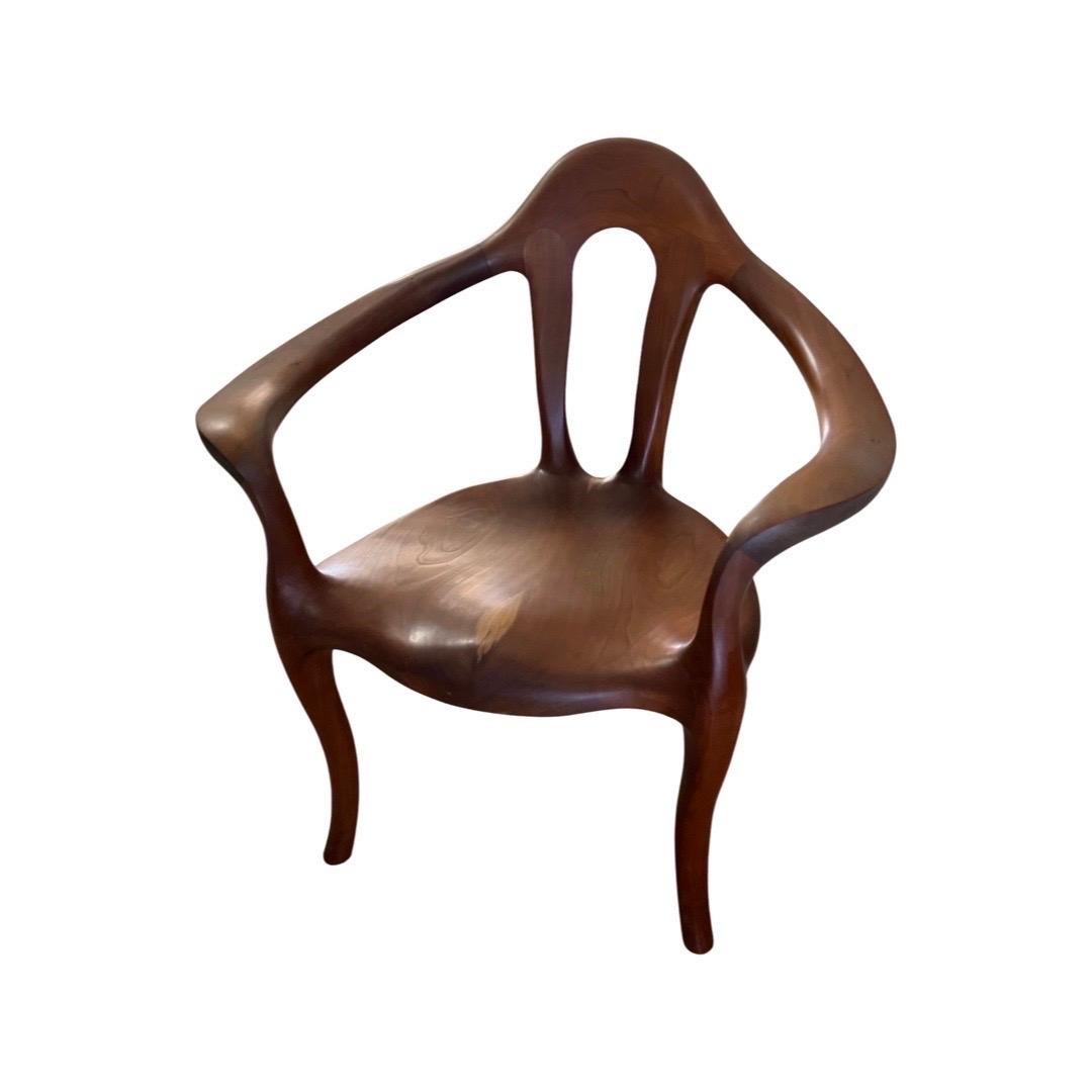 Skulpturaler Sessel in weiblicher Form aus Nussbaumholz im Sam Maloof-Stil  im Zustand „Gut“ im Angebot in Atlanta, GA