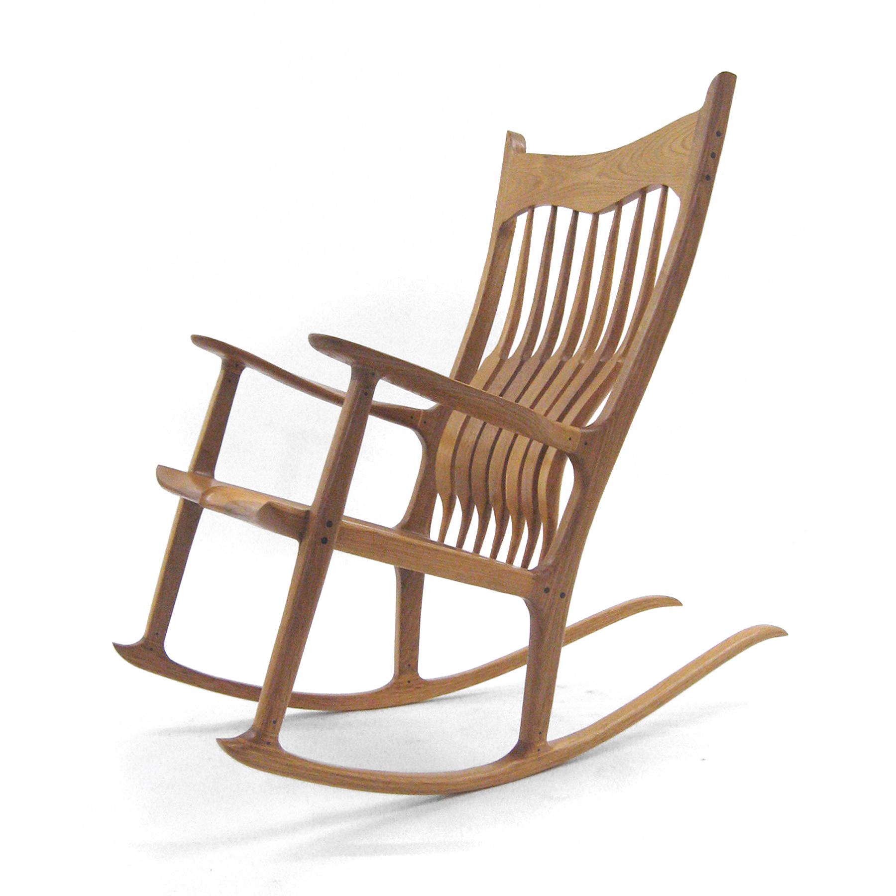 Dieser Schaukelstuhl von Harold Dodson basiert auf dem berühmten Entwurf von Sam Maloof. Die Handwerkskunst ist tadellos und der Komfort, den man beim Sitzen auf dem Stuhl genießt, ist unvergleichlich.