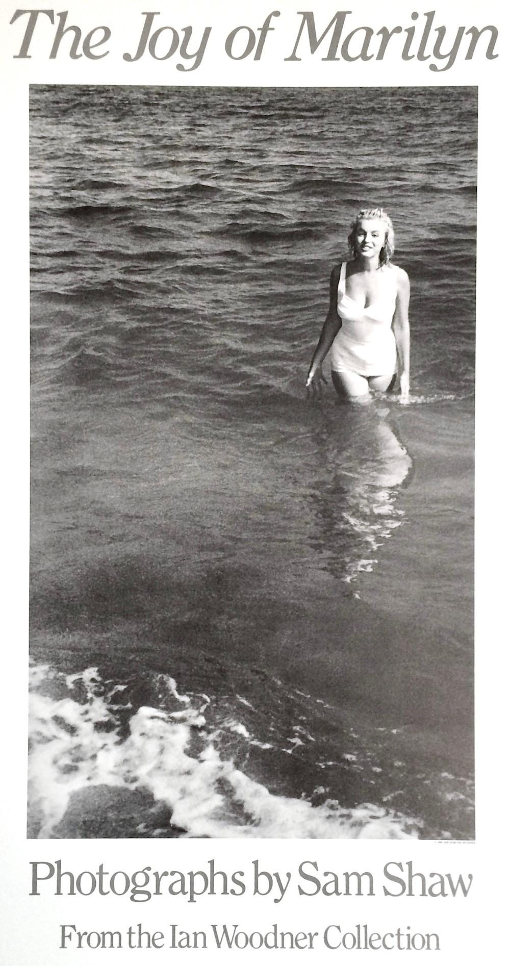 Sam Shaw THE JOY OF MARILYN 1986 Ausstellungsplakat Marilyn Monroe Weißer Badeanzug im Angebot 1