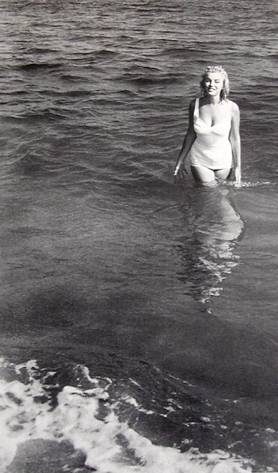 Sam Shaw THE JOY OF MARILYN 1986 Affiche d'exposition Marilyn Monroe Maillot de bain blanc en vente 2