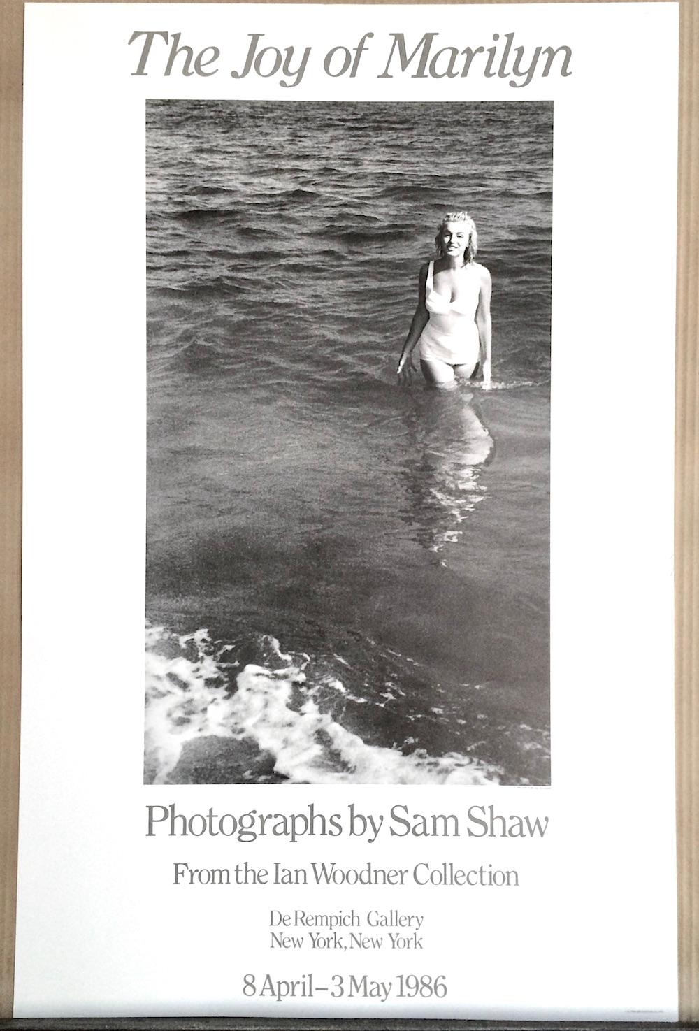 Sam Shaw THE JOY OF MARILYN 1986 Ausstellungsplakat Marilyn Monroe Weißer Badeanzug im Angebot 3