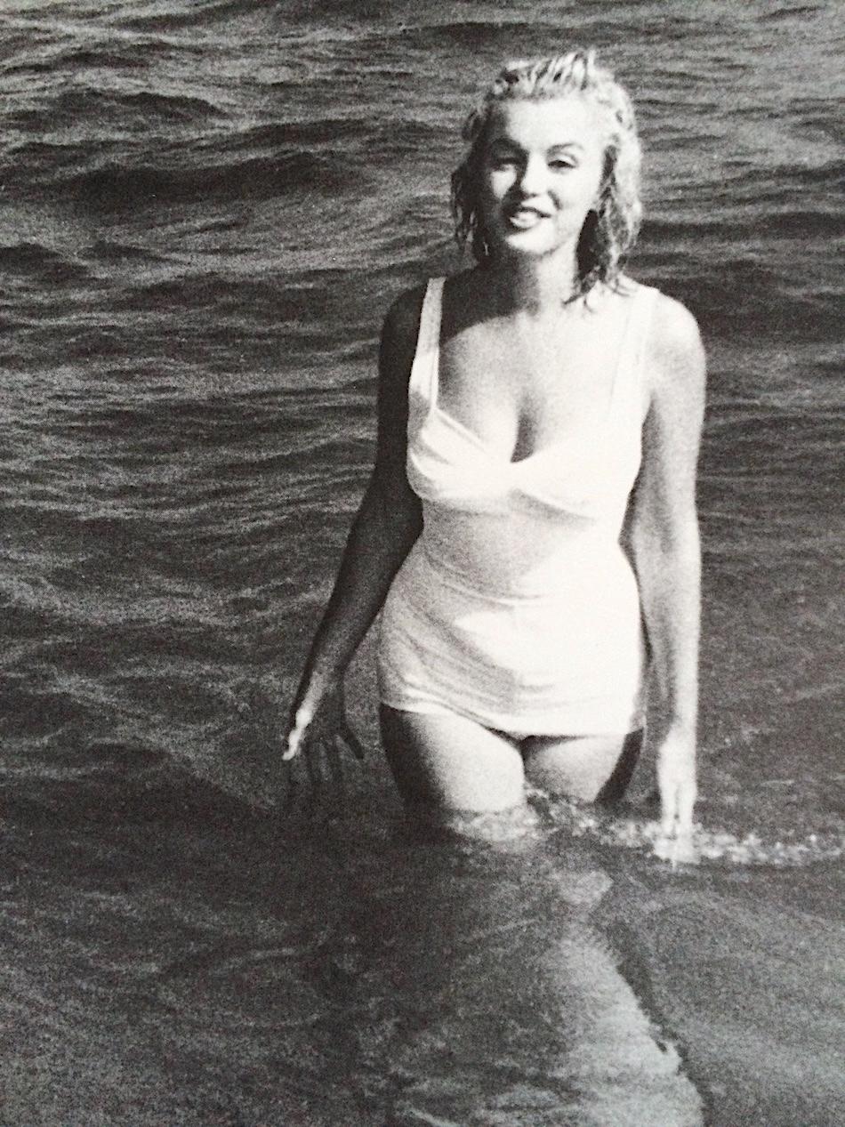 Sam Shaw THE JOY OF MARILYN 1986 Affiche d'exposition Marilyn Monroe Maillot de bain blanc en vente 3