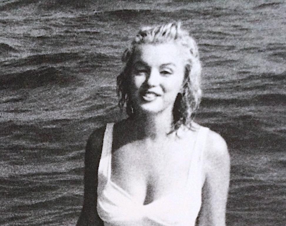 Sam Shaw LA ALEGRÍA DE MARILYN 1986 Cartel de exposición Marilyn Monroe Traje de baño blanco en venta 4
