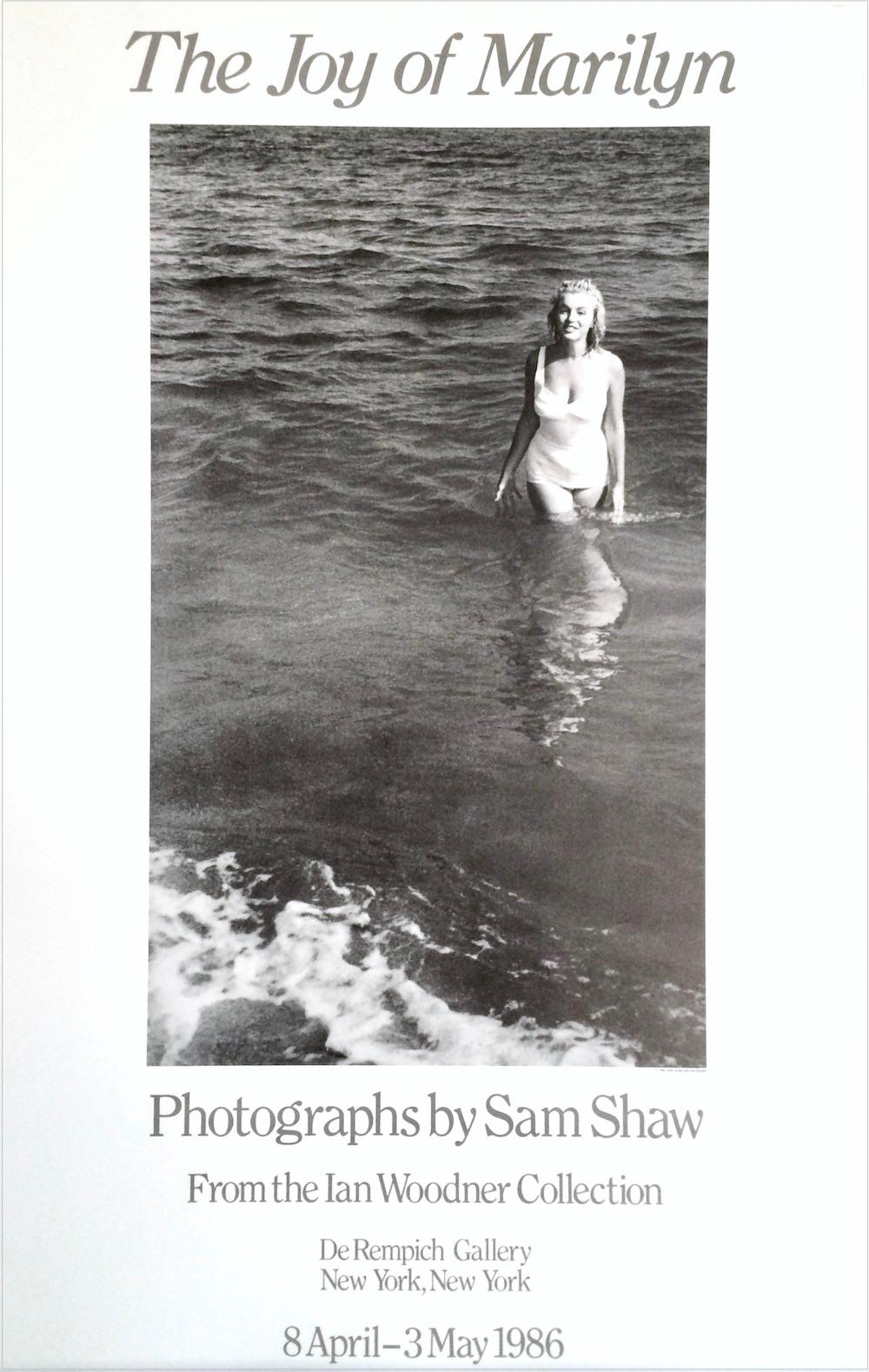 Sam Shaw LA ALEGRÍA DE MARILYN 1986 Cartel de exposición Marilyn Monroe Traje de baño blanco en venta 6
