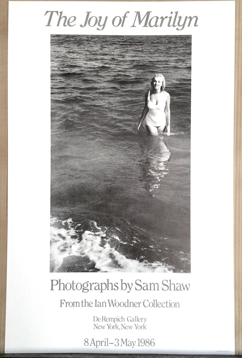 Sam Shaw THE JOY OF MARILYN 1986 Affiche d'exposition Marilyn Monroe Maillot de bain blanc en vente 7