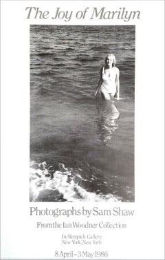 Sam Shaw - THE JOY OF MARILYN - Affiche d'exposition de 1986 - Maillot de bain blanc Marilyn Monroe