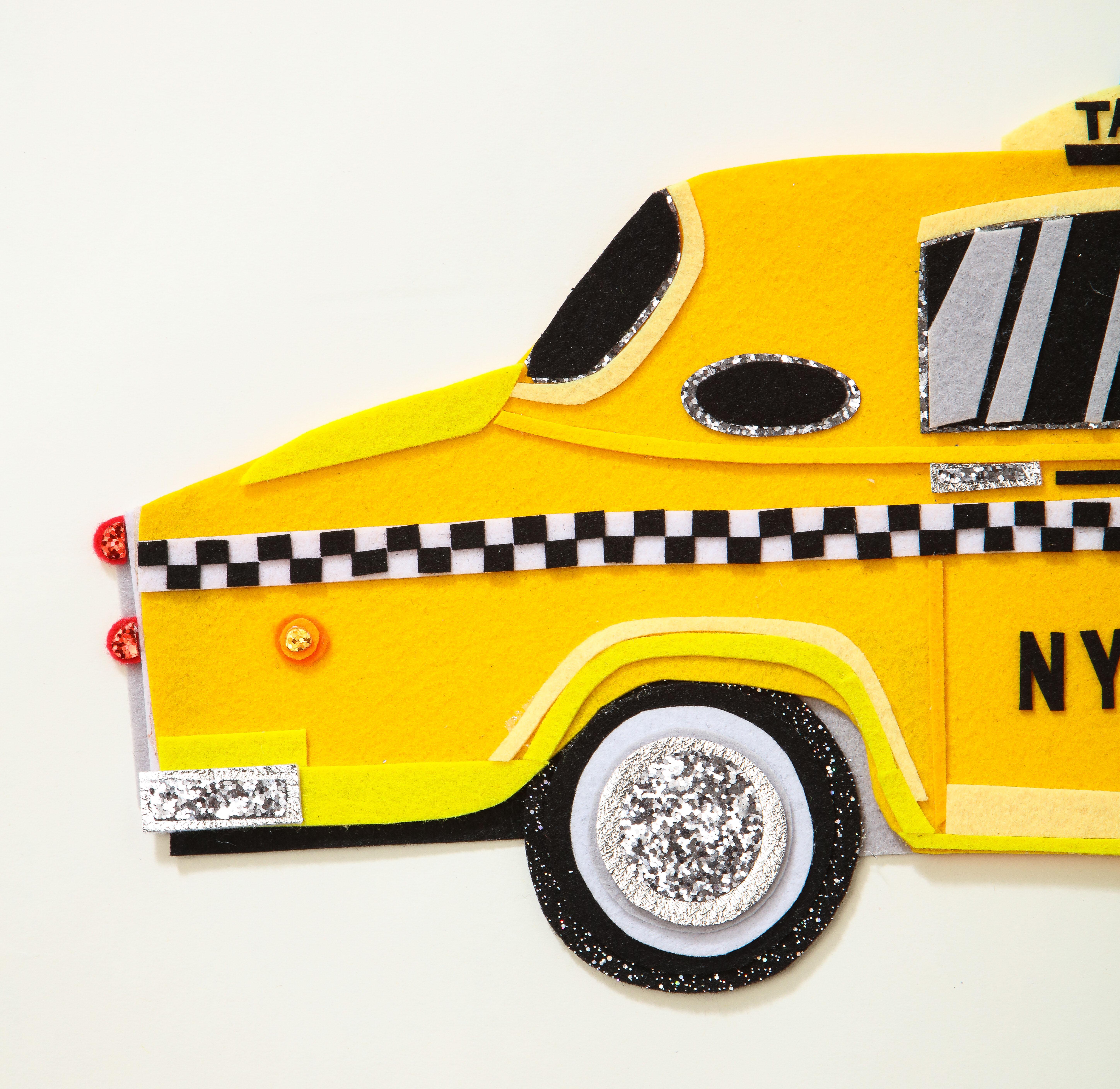 Original Sam Sidney Filzcollage, die ein altmodisches NYC-Taxi darstellt.  Die Filzcollage ist auf säurefreiem Karton in einem weiß gestrichenen Schattenboxrahmen montiert. Unterzeichnet und datiert.

Zuvor ausgestellt bei Eerdmans New York für die