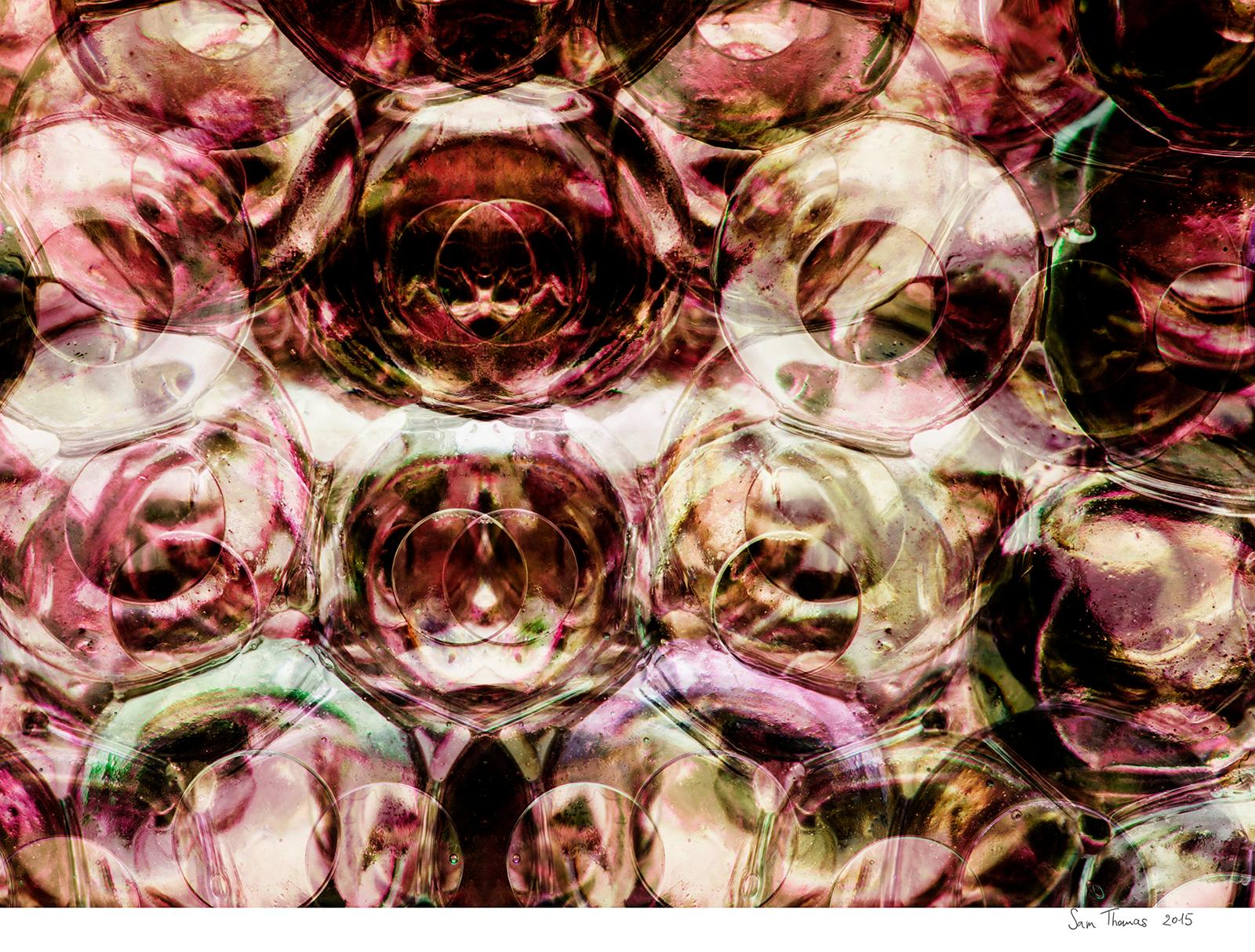 Bubbles 01 – Abstrakte Farbfotografie, Druck in limitierter Auflage, Psychedelic (Zeitgenössisch), Photograph, von Sam Thomas