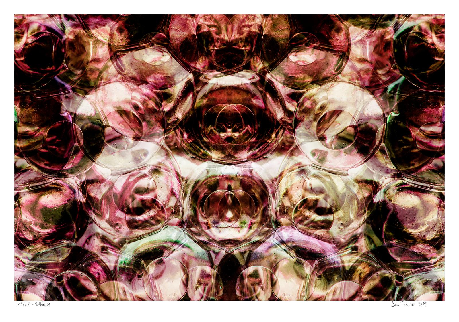 Bubbles 01 – Abstrakte Farbfotografie, Druck in limitierter Auflage, Psychedelic (Braun), Color Photograph, von Sam Thomas