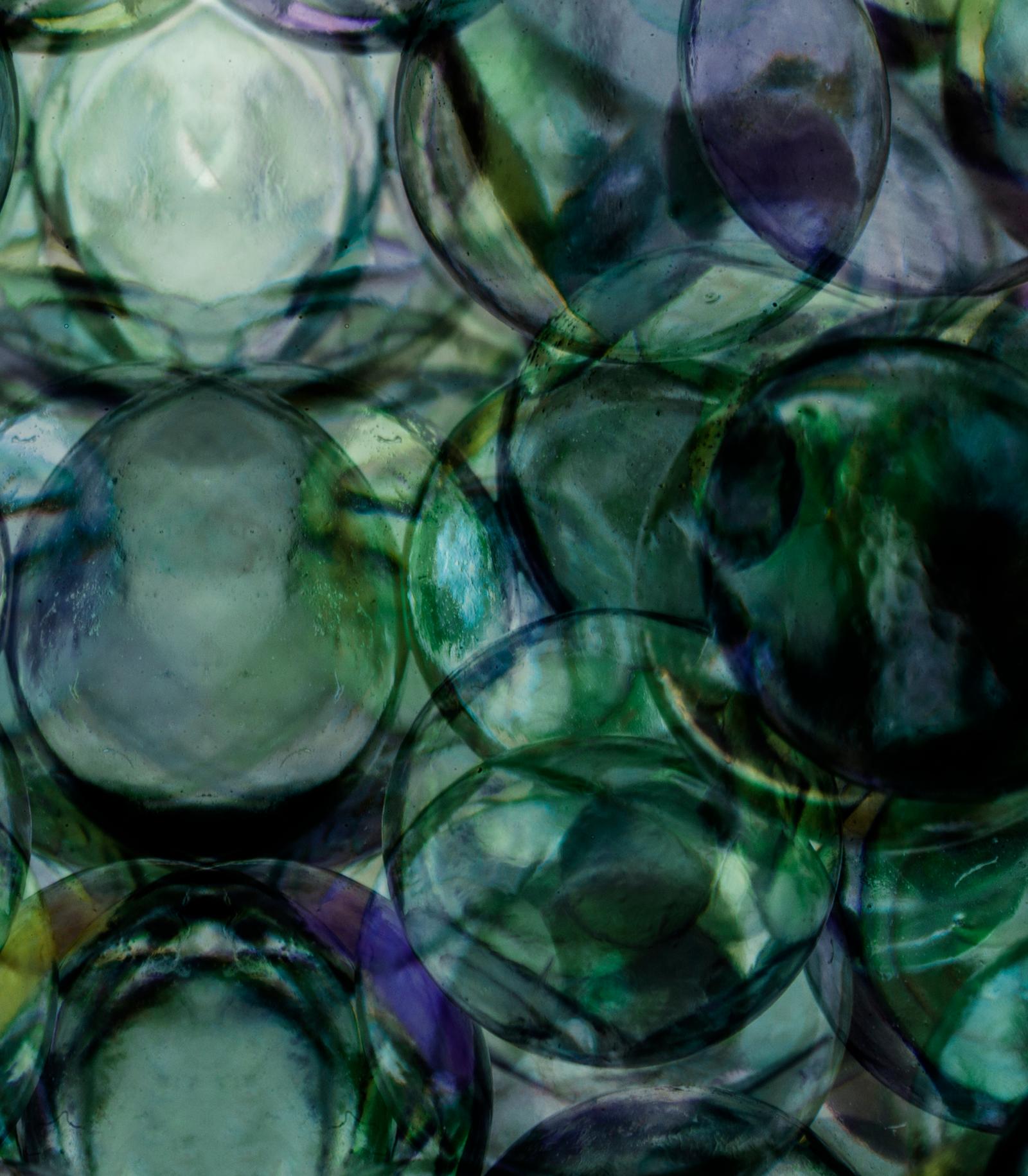Bubbles 02 - Abstrakte Farbfotografie, Druck in limitierter Auflage (Zeitgenössisch), Photograph, von Sam Thomas