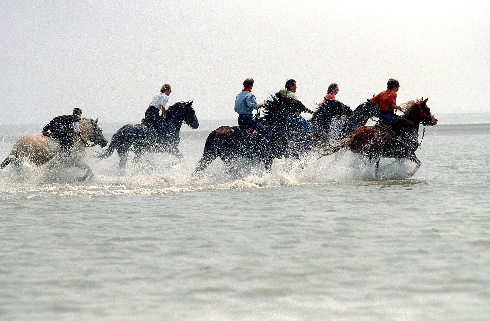Horse riding - Farbfotografie, Druck in limitierter Auflage, Rennen bei aufsteigender Gezeiten (Grau), Color Photograph, von Sam Thomas