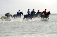 Montar a caballo - Fotografía en color, Impresión en edición limitada, Carrera al subir la marea